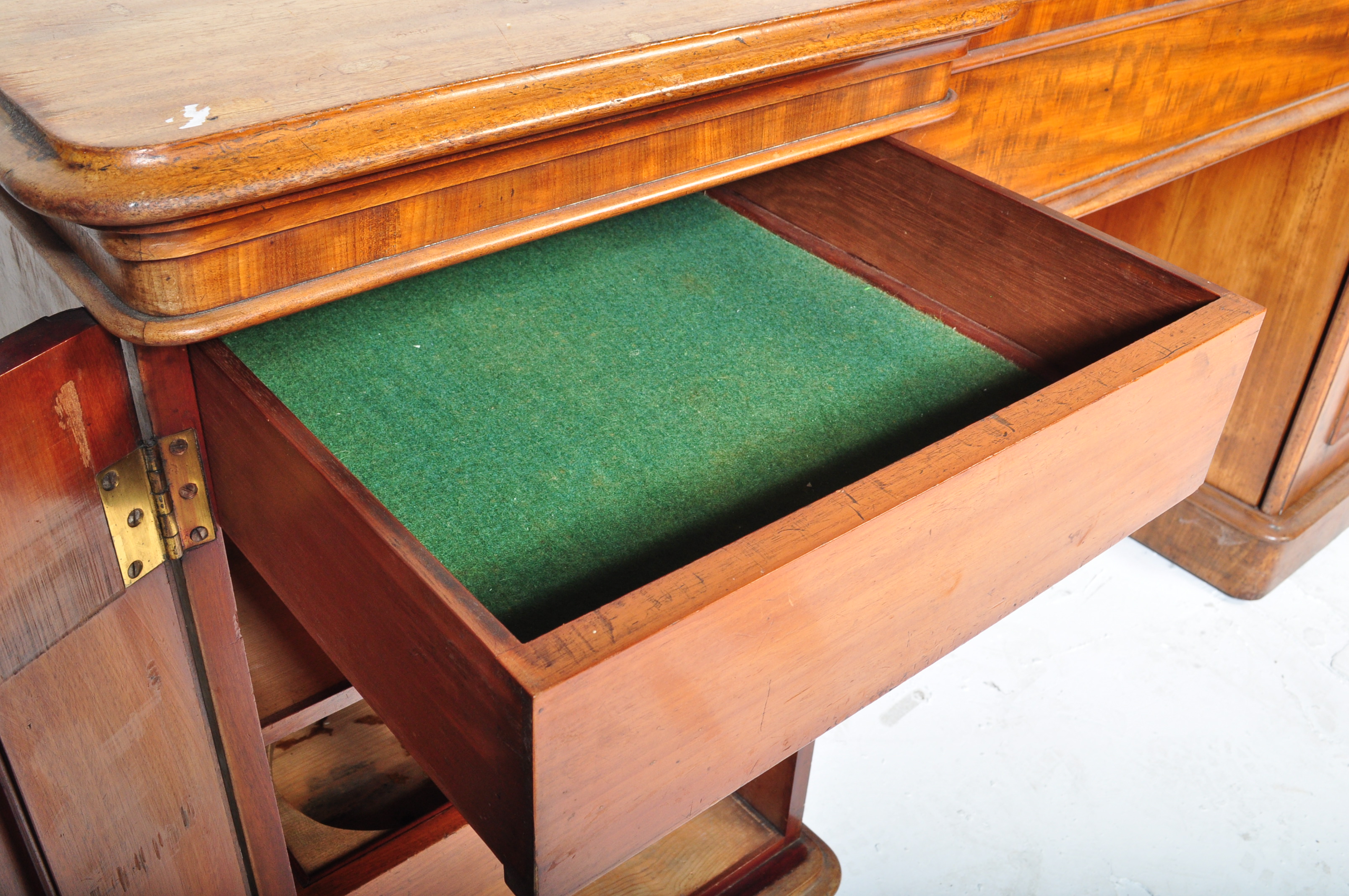 VICTORIAN 19TH CENTURY MAHOGANY BREAKFRONT SIDEBOARD - Bild 5 aus 5