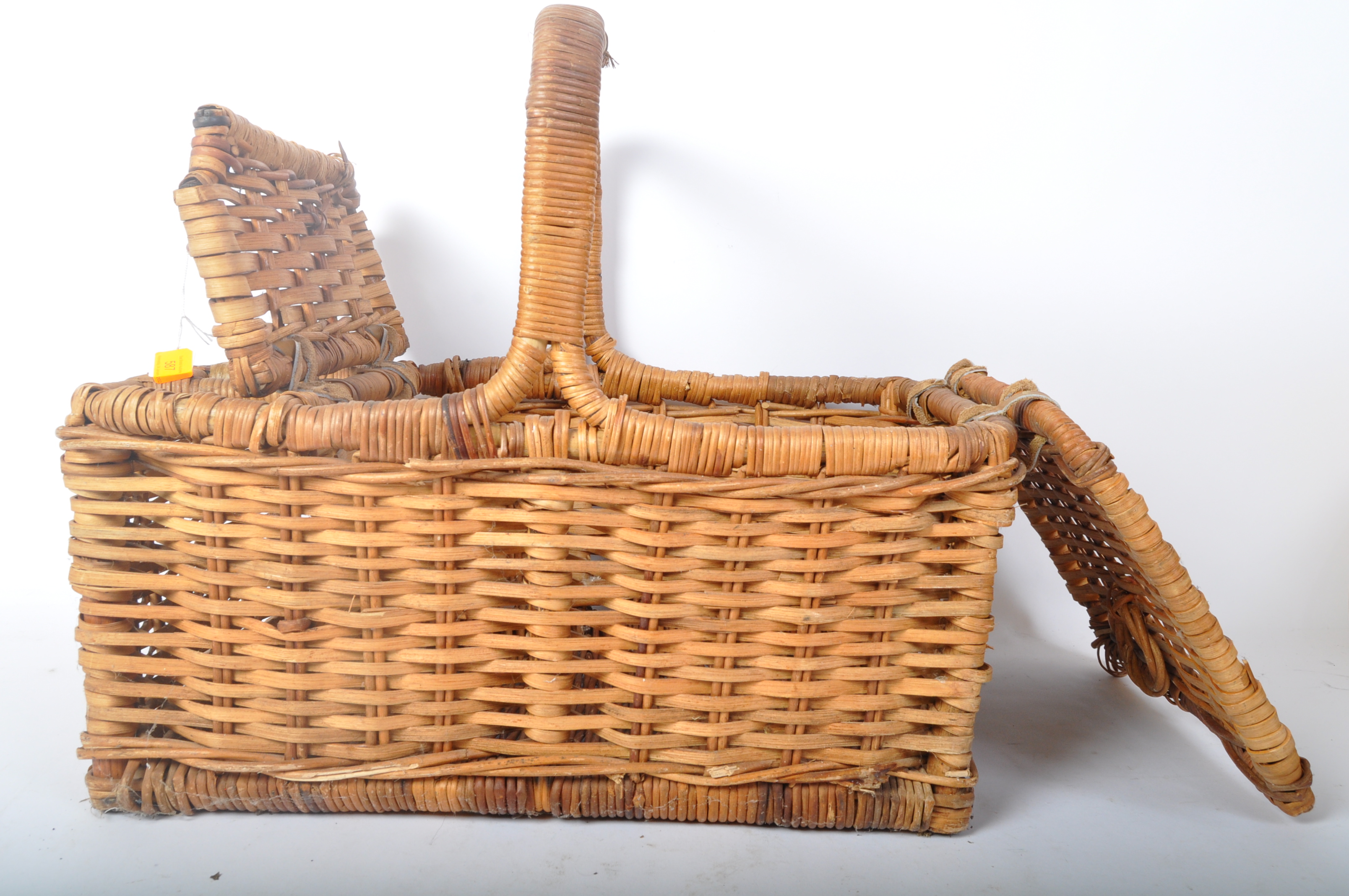 MID 20TH CENTURY WICKER WOVEN PICNIC BASKET - Bild 2 aus 5