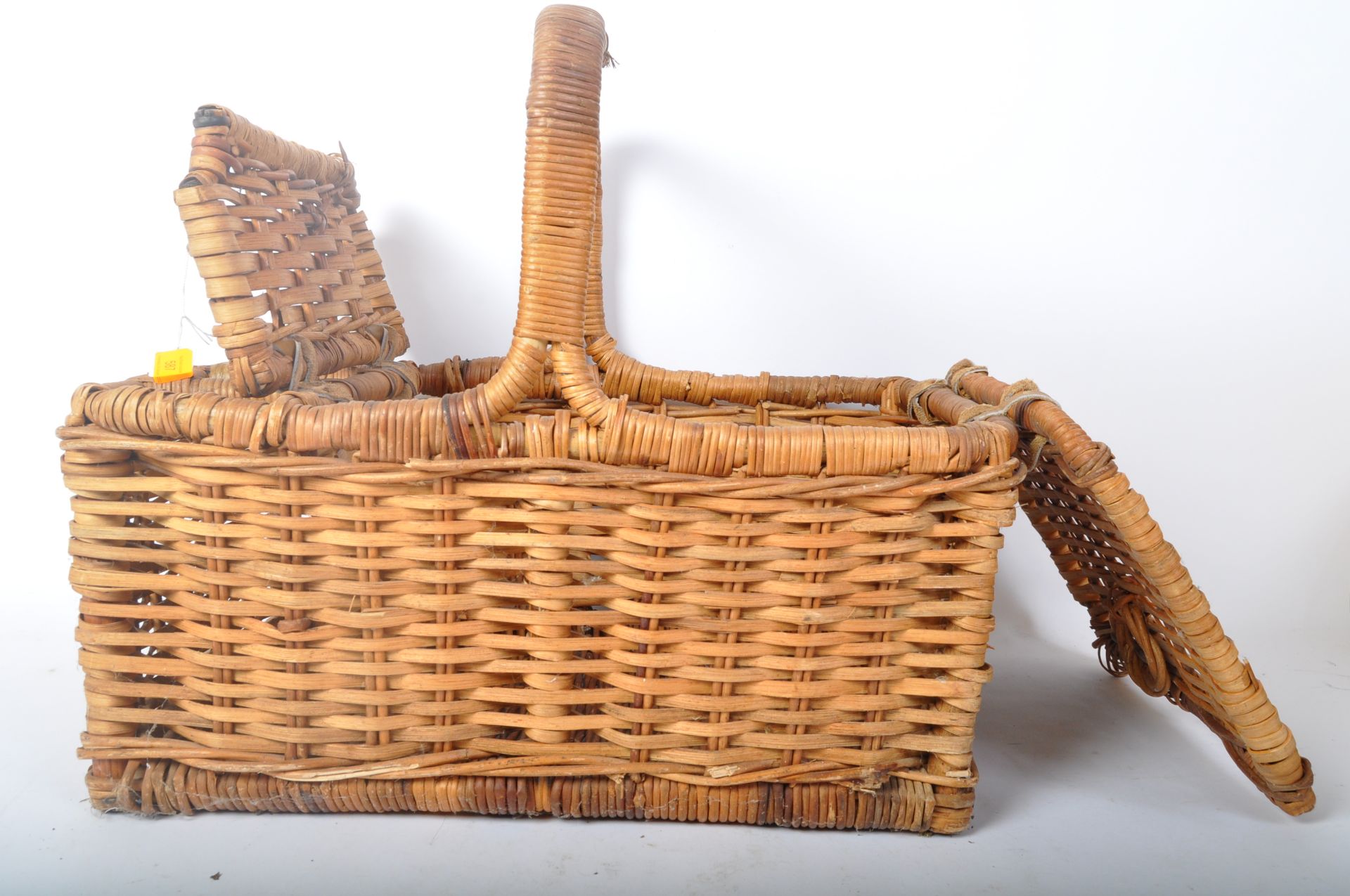 MID 20TH CENTURY WICKER WOVEN PICNIC BASKET - Image 2 of 5