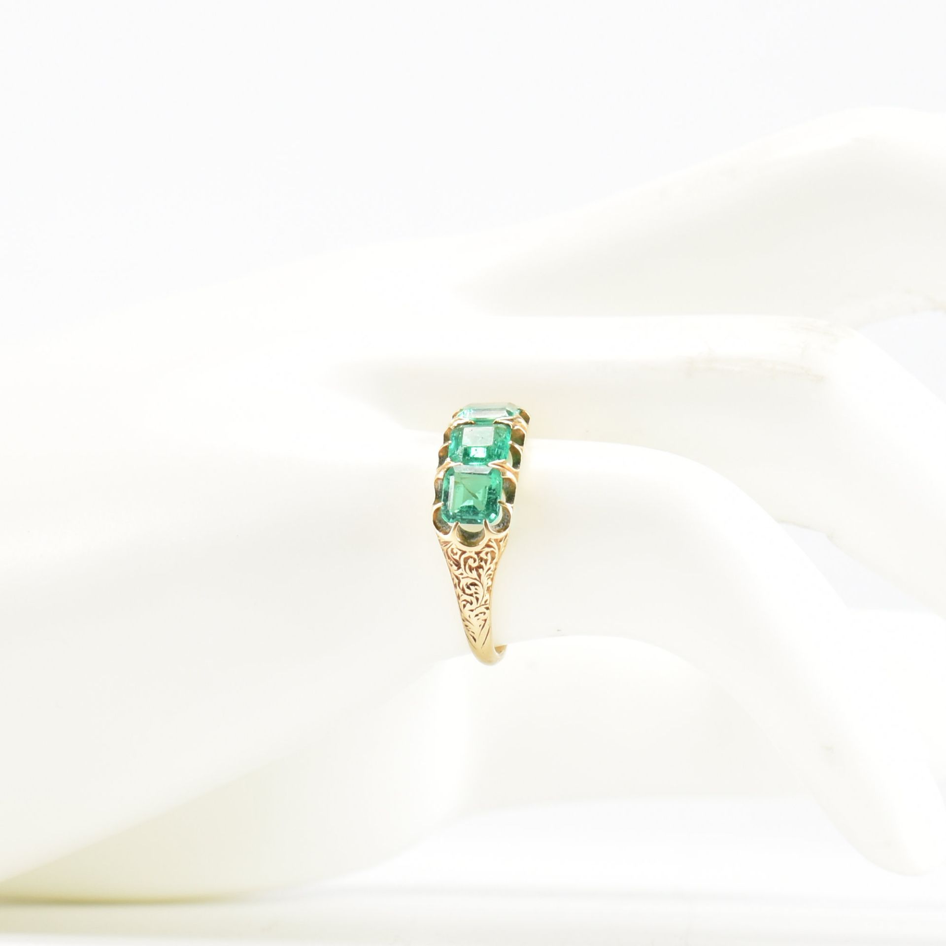 ANTIQUE GOLD & EMERALD 3 STONE RING - Image 7 of 7