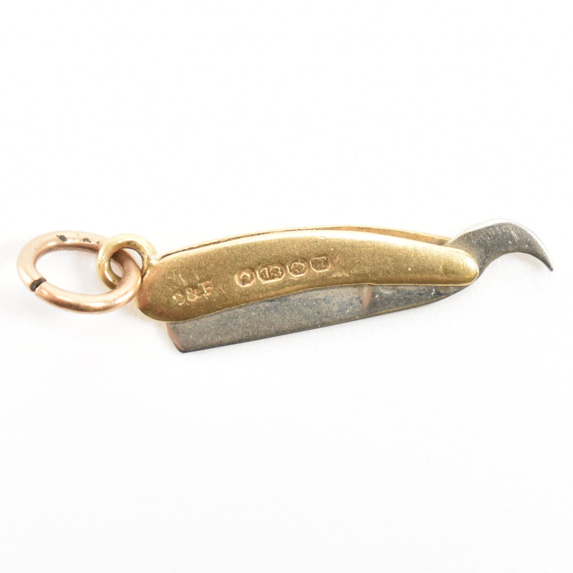 HALLMARKED 18CT GOLD CUT THROAT RAZOR CHARM PENDANT - Image 3 of 4