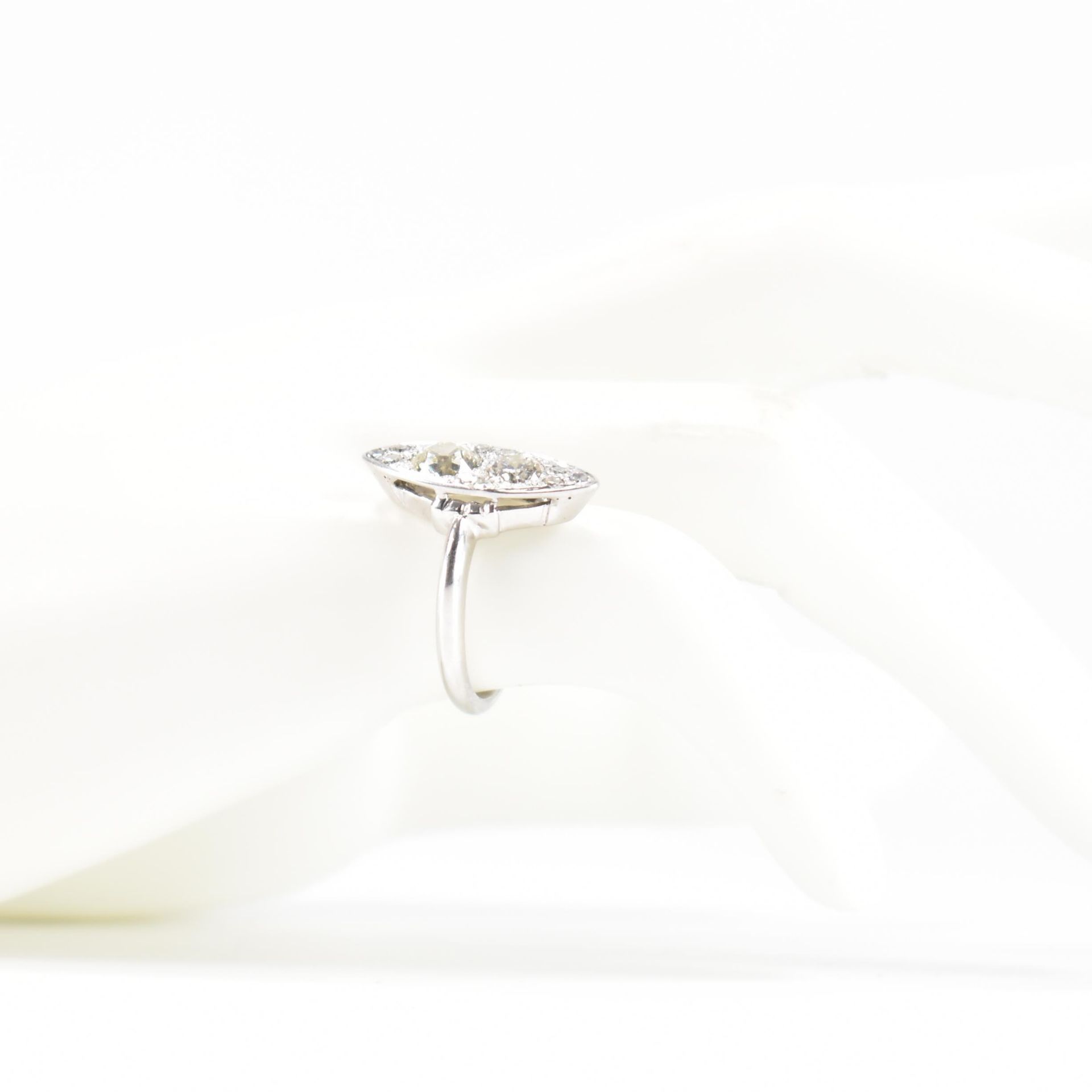 WHITE GOLD & DIAMOND NAVETTE RING - Bild 7 aus 7