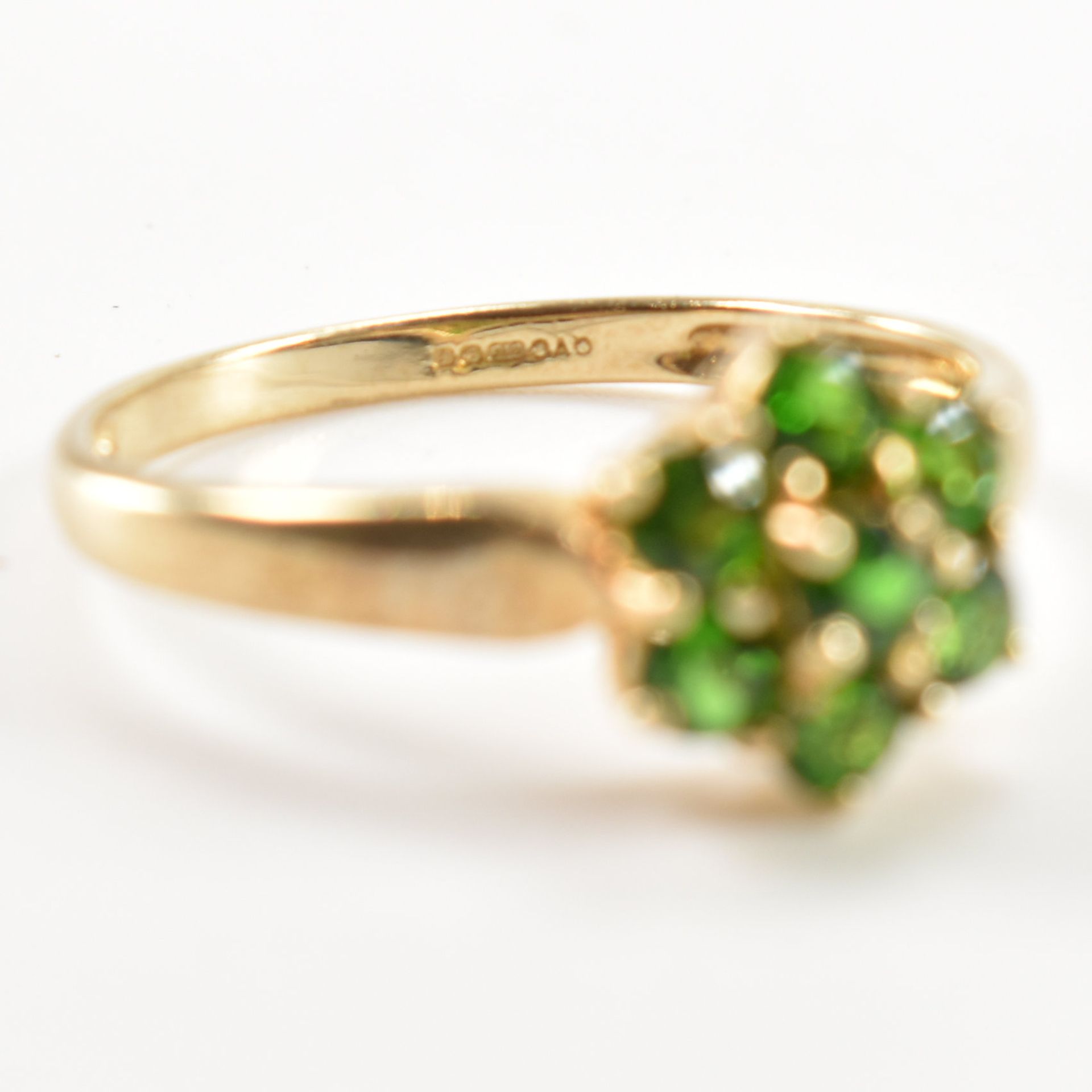 HALLMARKED 9CT GOLD & GREEN STONE CLUSTER RING - Bild 7 aus 8