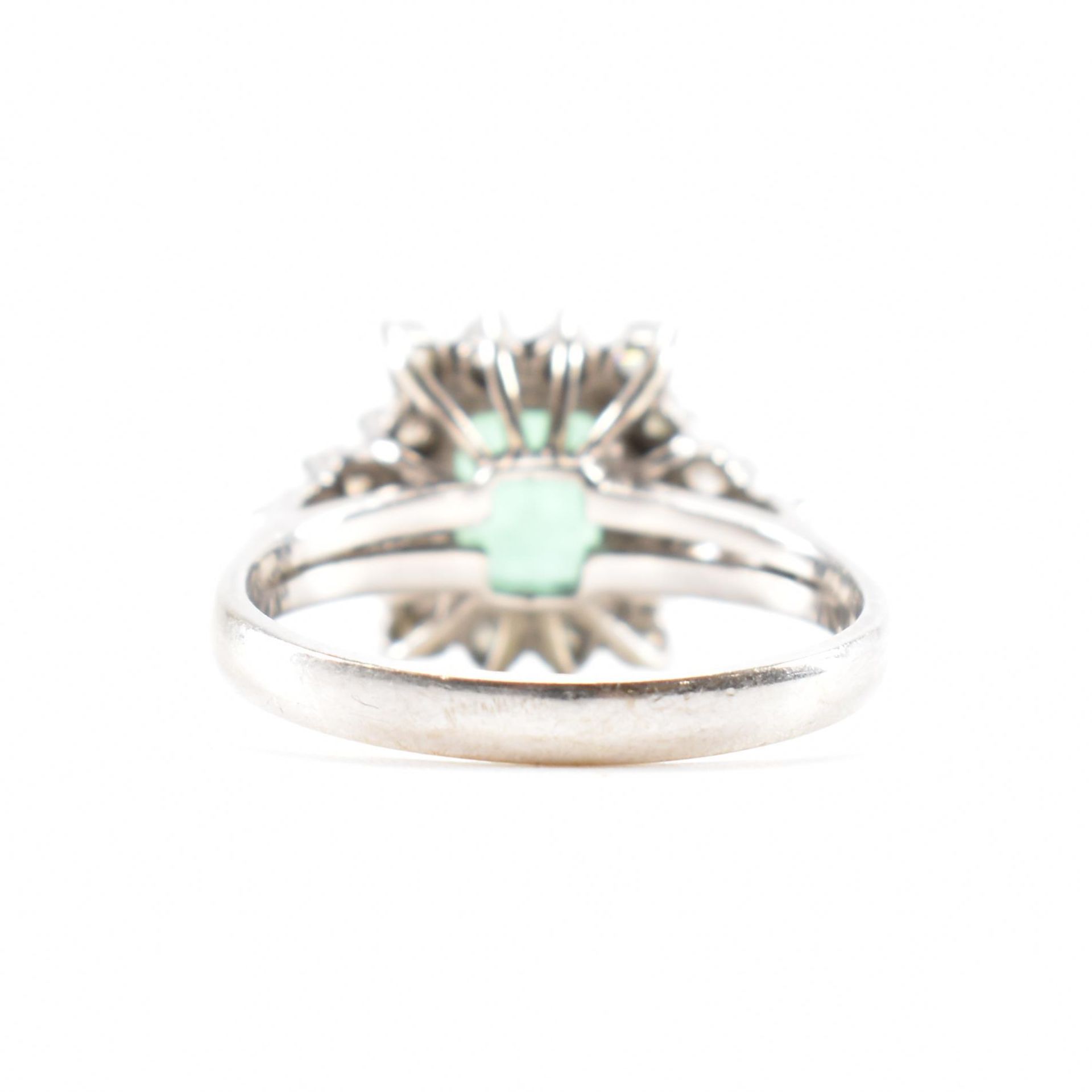 14CT WHITE GOLD EMERALD & DIAMOND CLUSTER RING - Image 3 of 8