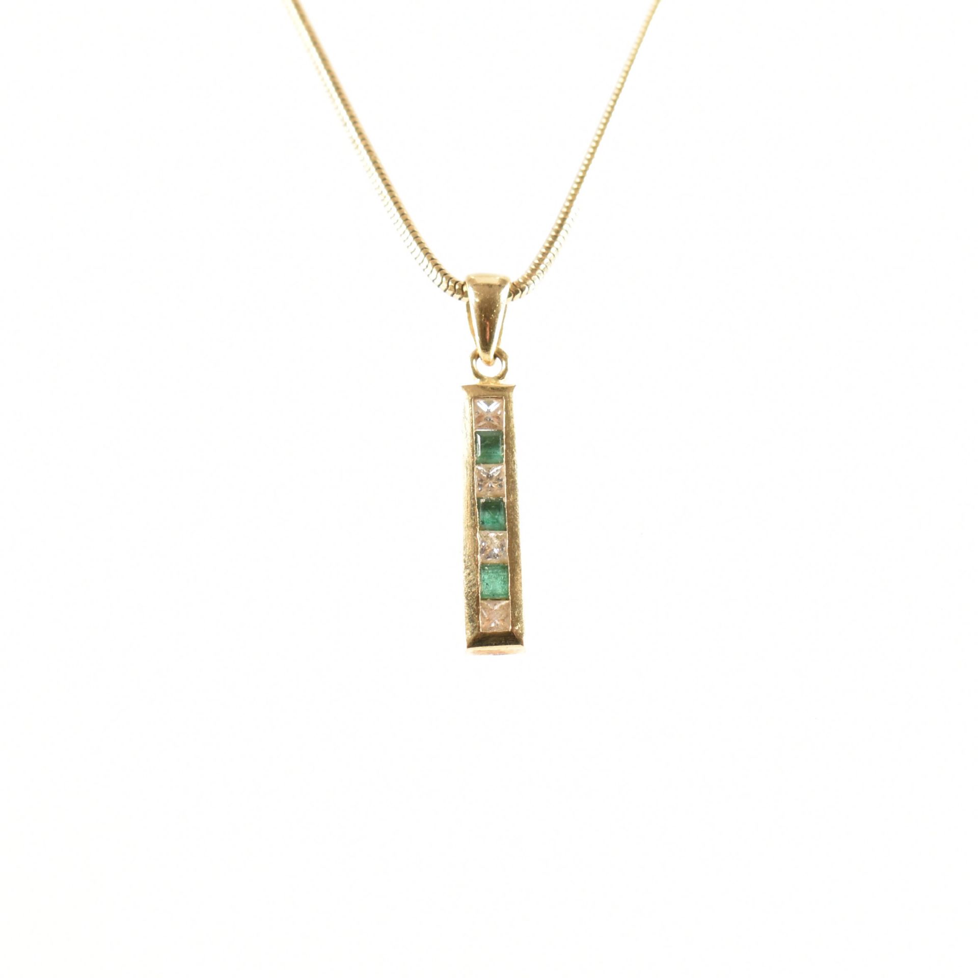 18CT GOLD DIAMOND & EMERALD NECKLACE PENDANT & CHAIN