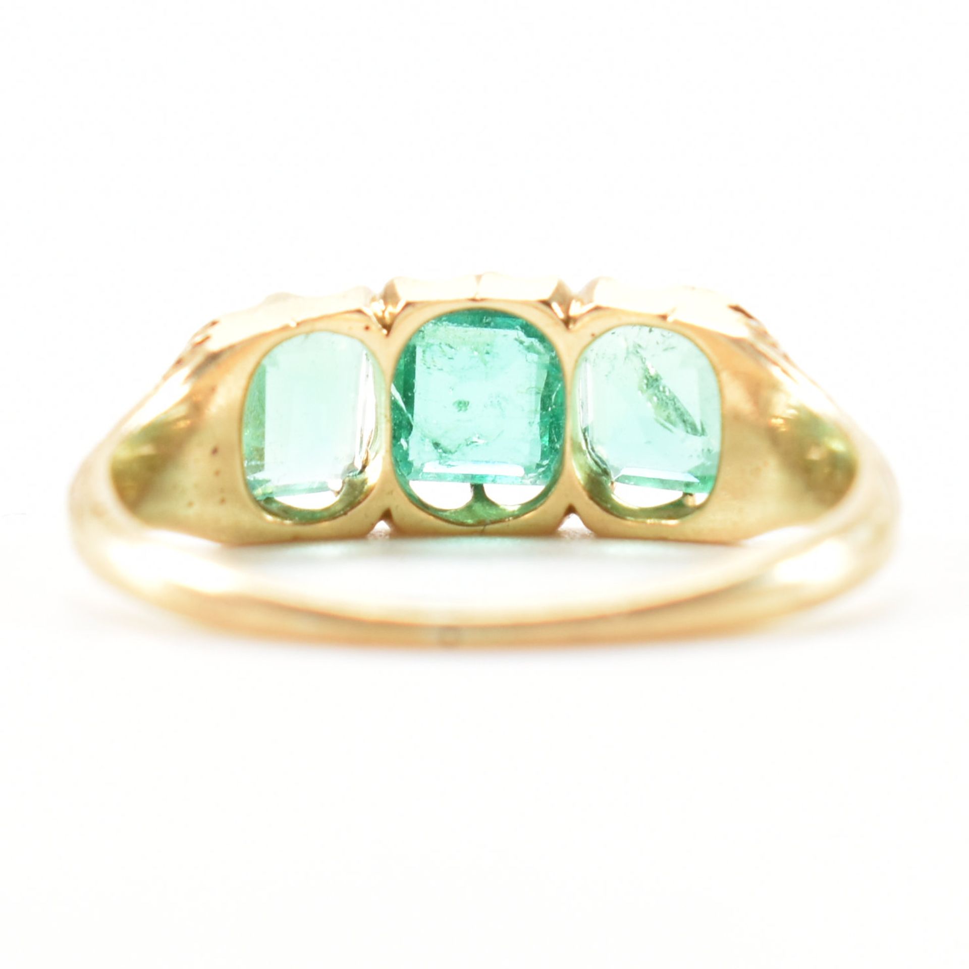 ANTIQUE GOLD & EMERALD 3 STONE RING - Image 4 of 7