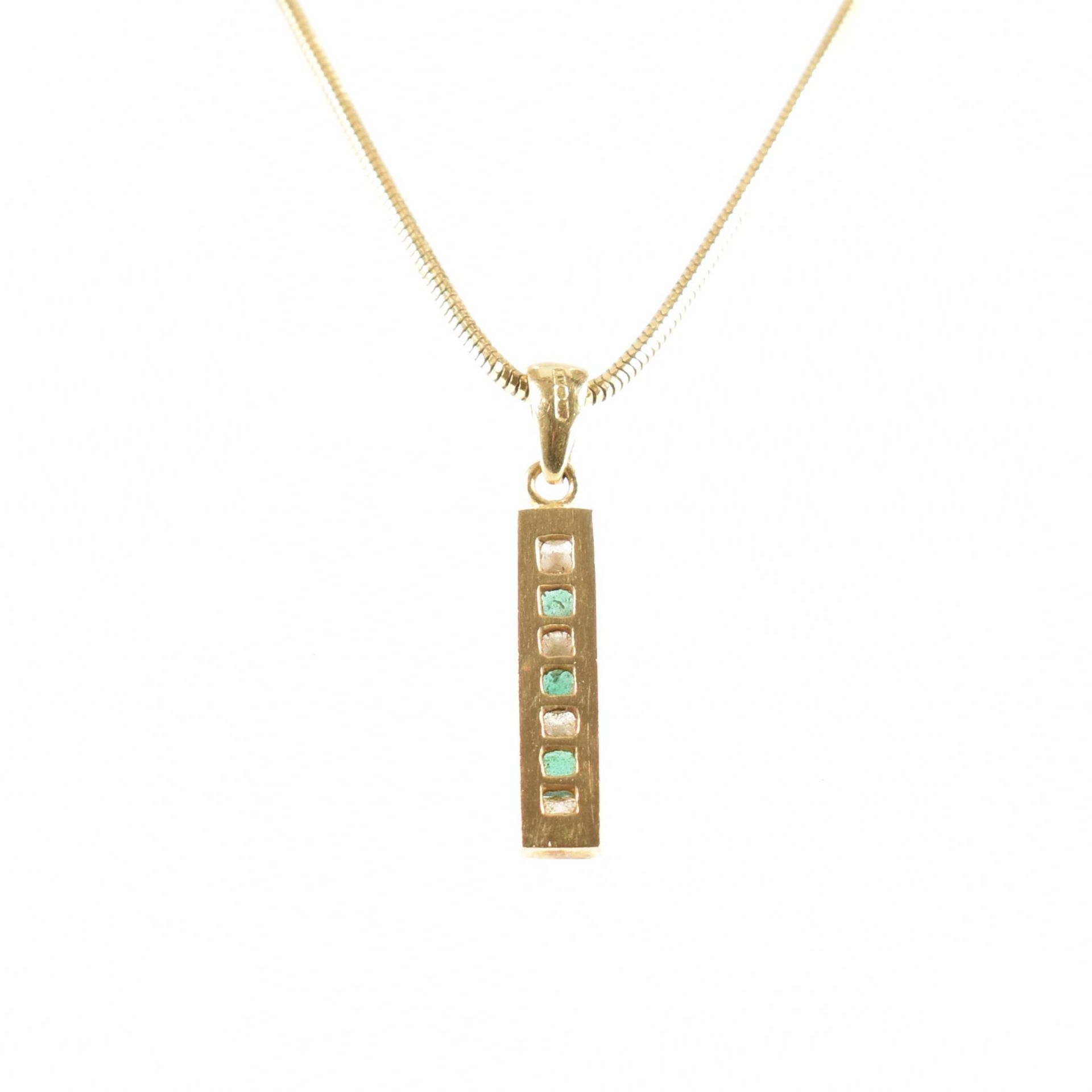 18CT GOLD DIAMOND & EMERALD NECKLACE PENDANT & CHAIN - Image 2 of 4