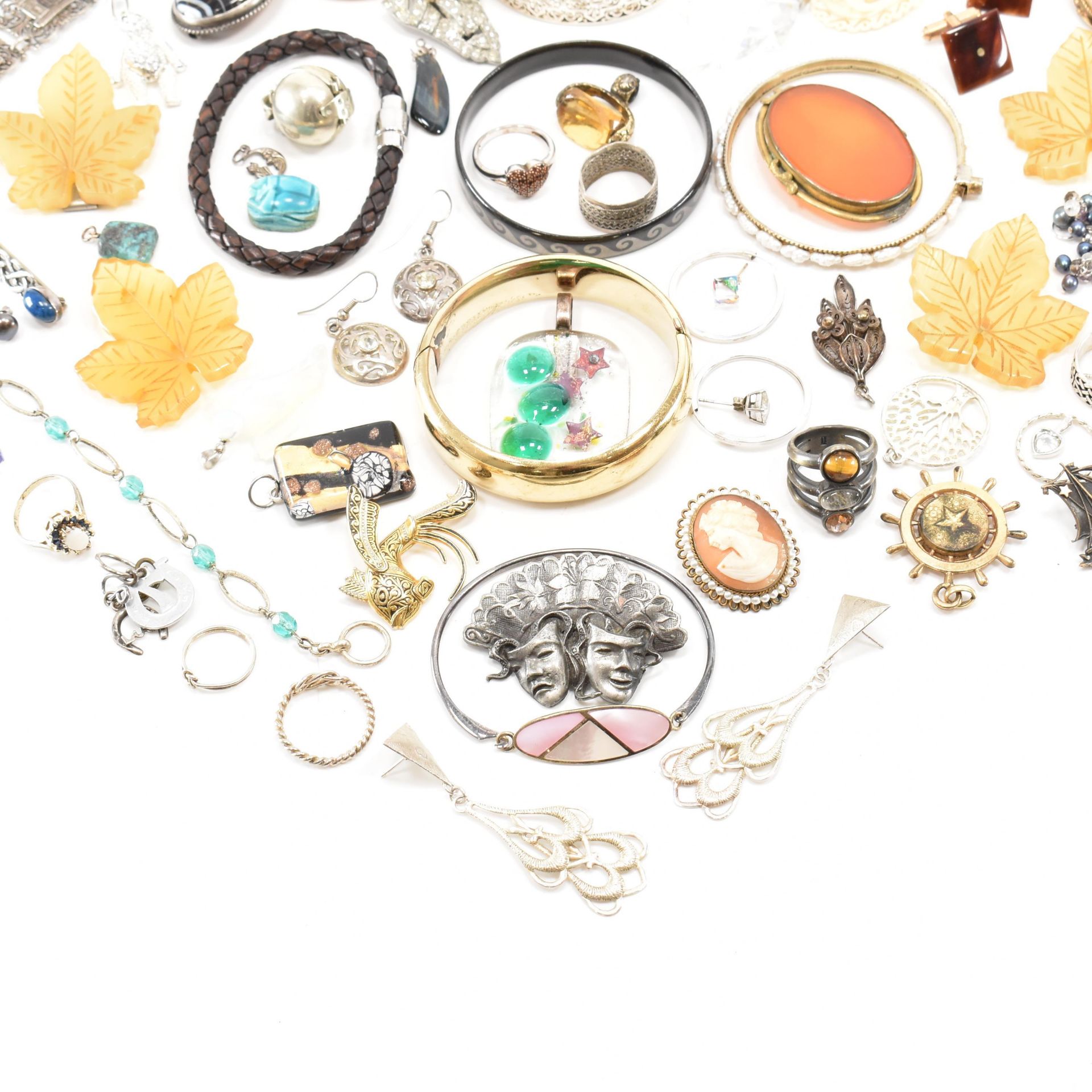 COLLECTION OF ASSORTED VINTAGE COSTUME JEWELLERY - Image 2 of 5
