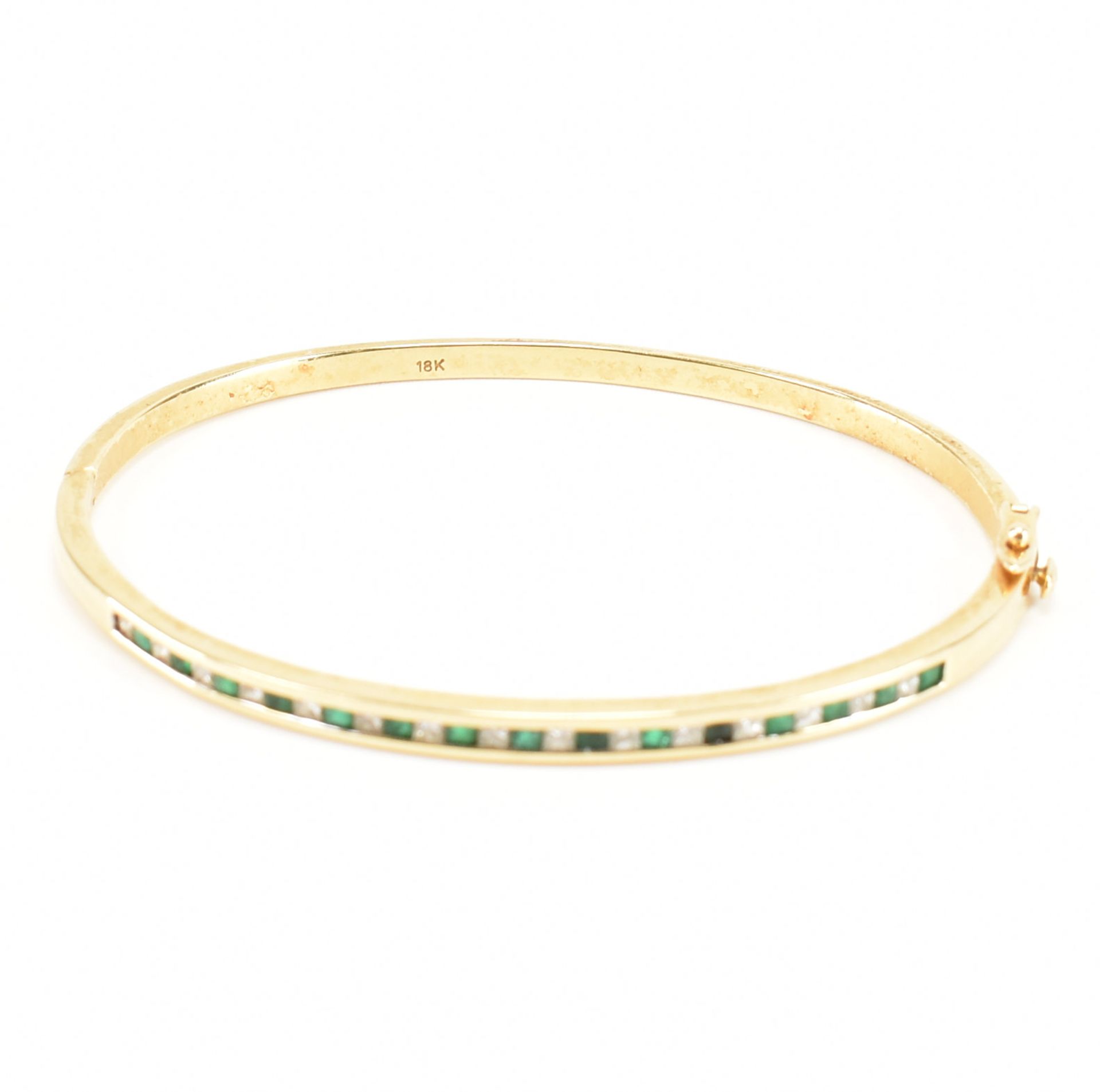 18CT GOLD DIAMOND & EMERALD BANGLE BRACELET - Image 4 of 8