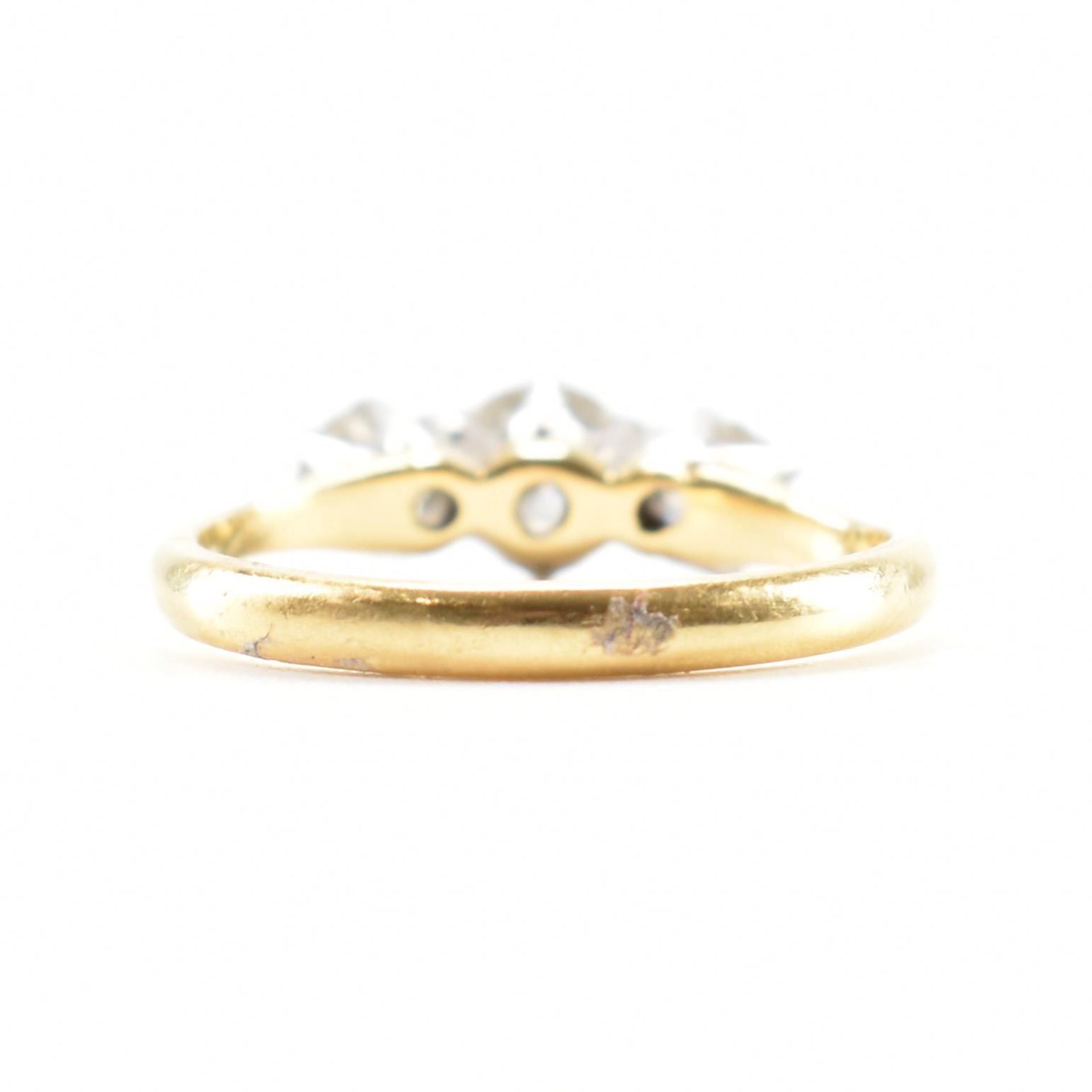 18CT GOLD & DIAMOND 3 STONE RING - Image 3 of 8