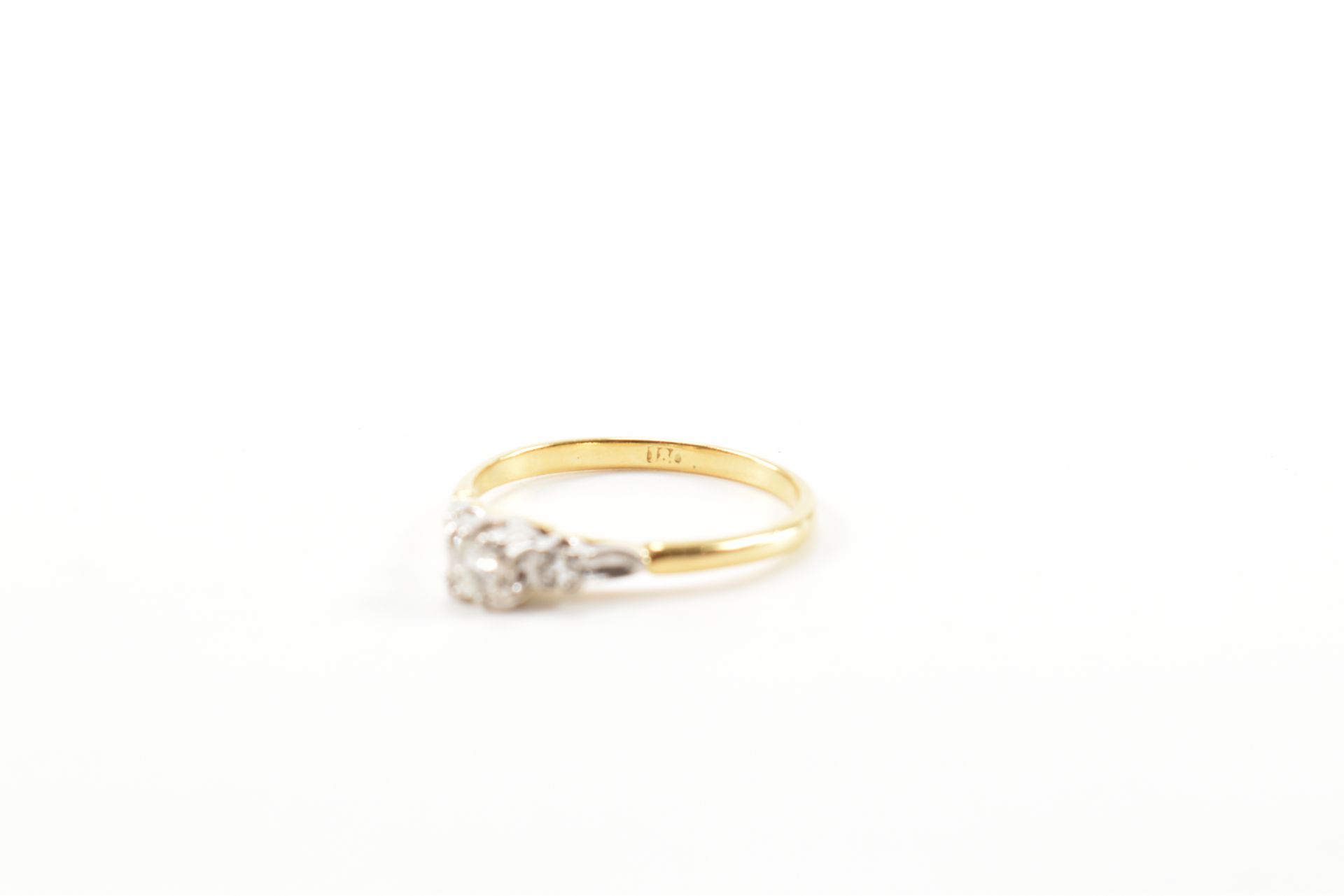 VINTAGE 18CT GOLD & DIAMOND THREE STONE RING - Image 6 of 6