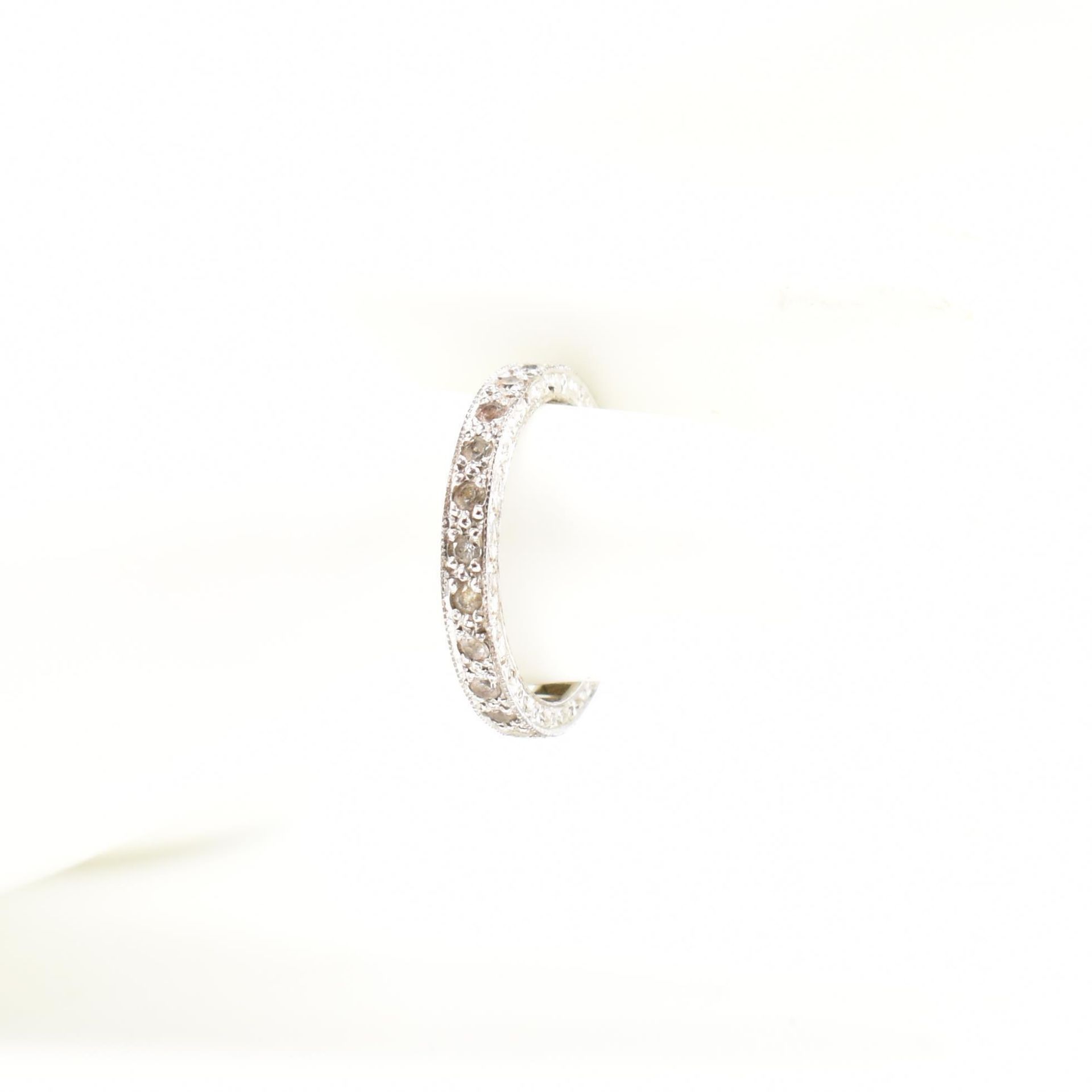 9CT WHITE GOLD ETERNITY RING - Bild 6 aus 6