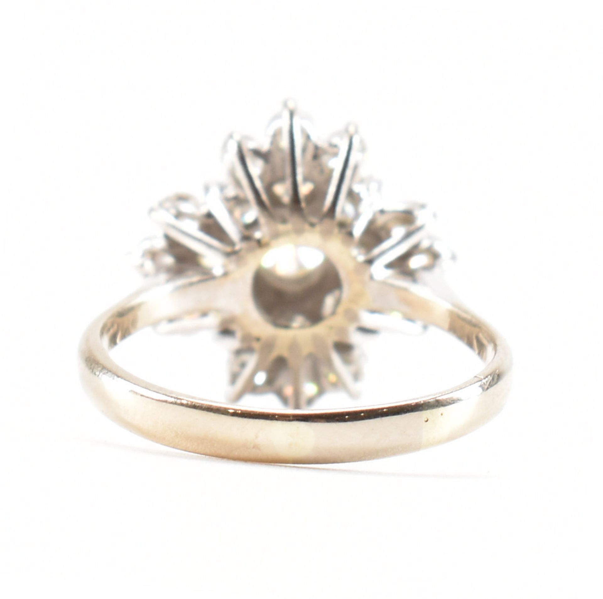 HALLMARKED 18CT GOLD & DIAMOND CLUSTER RING - Image 3 of 9