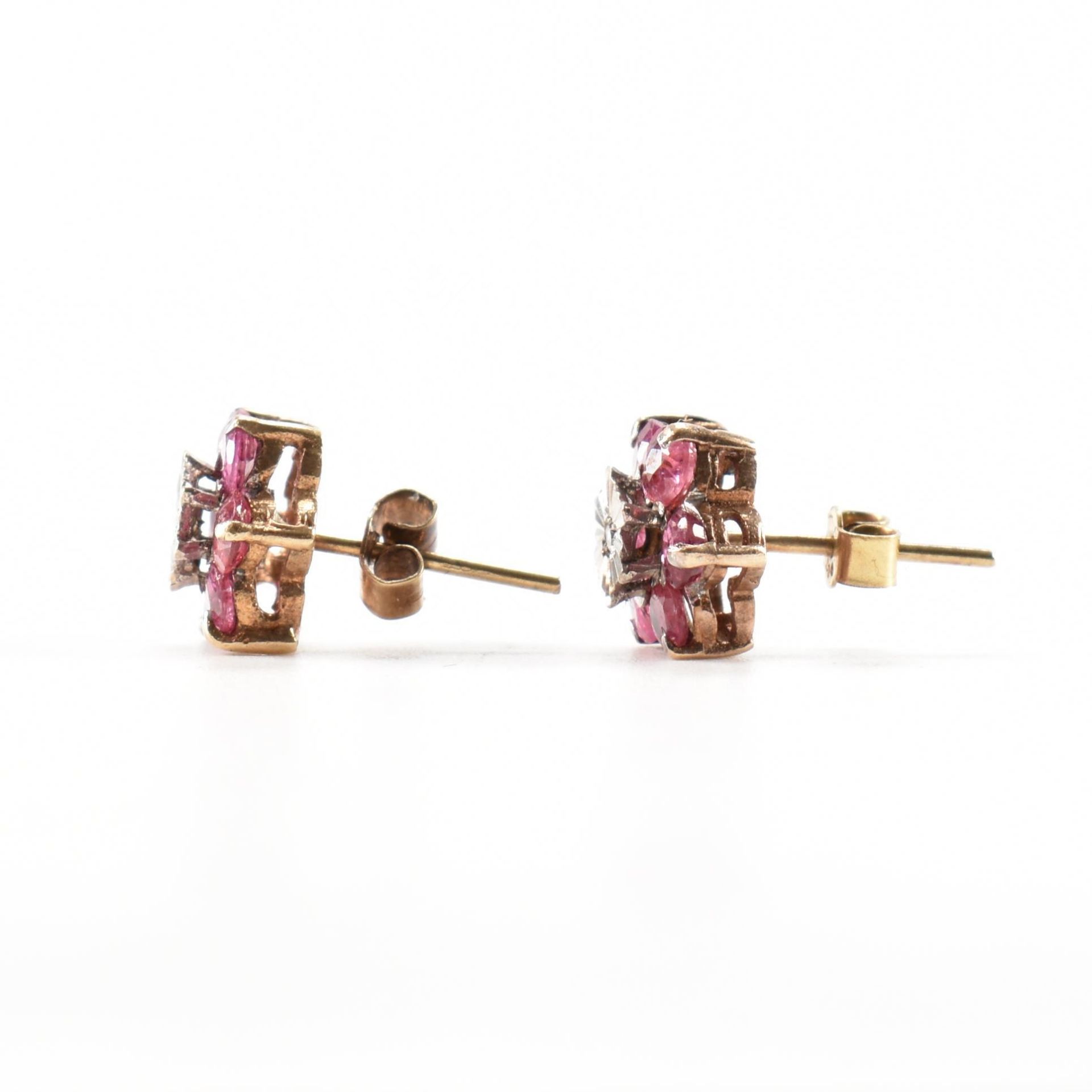 9CT GOLD RUBY & DIAMOND CLUSTER EARRINGS - Bild 2 aus 4