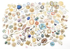 LARGE COLLECTION OF COSTUME JEWELLERY BROOCHES