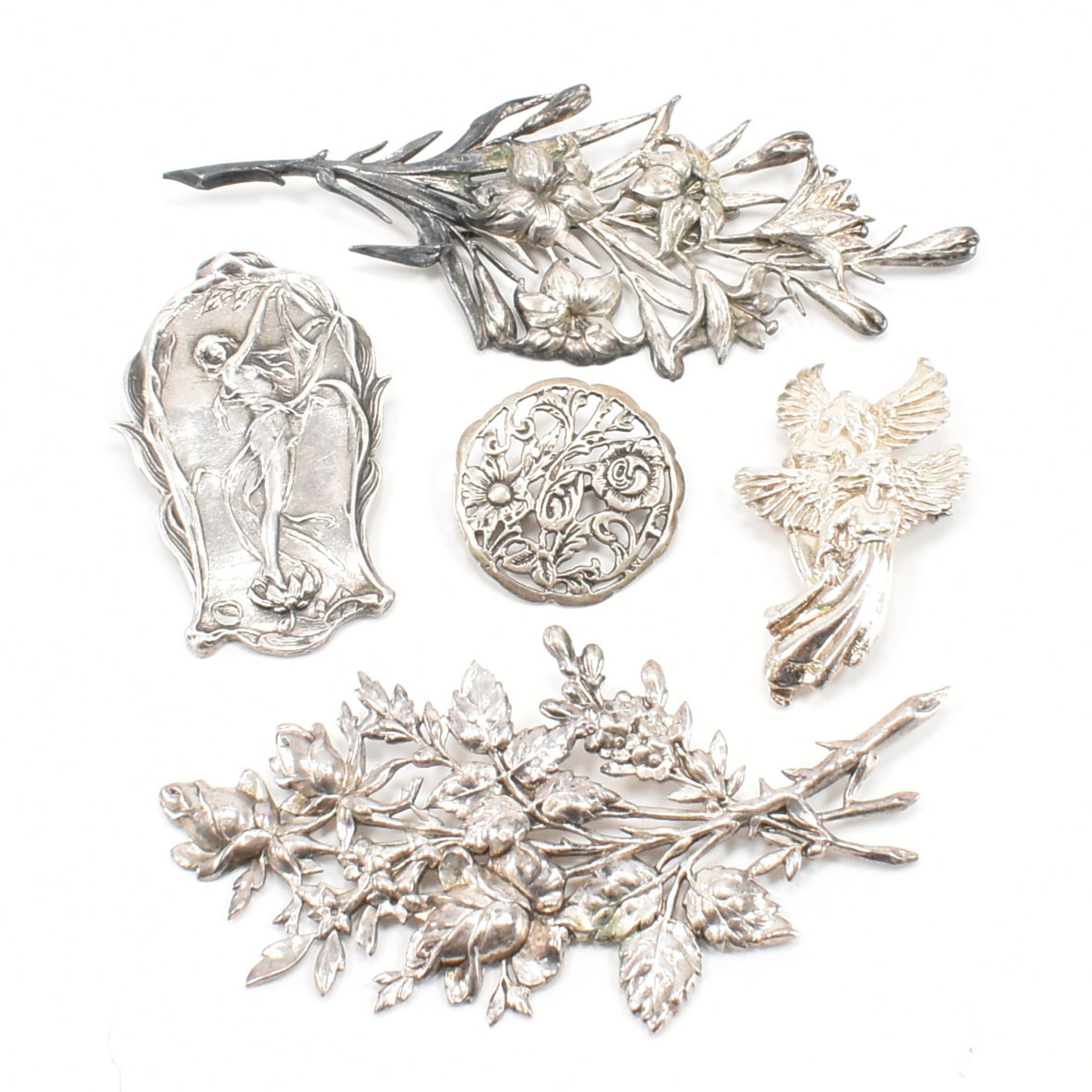 COLLECTION OF SILVER & WHITE METAL BROOCHES