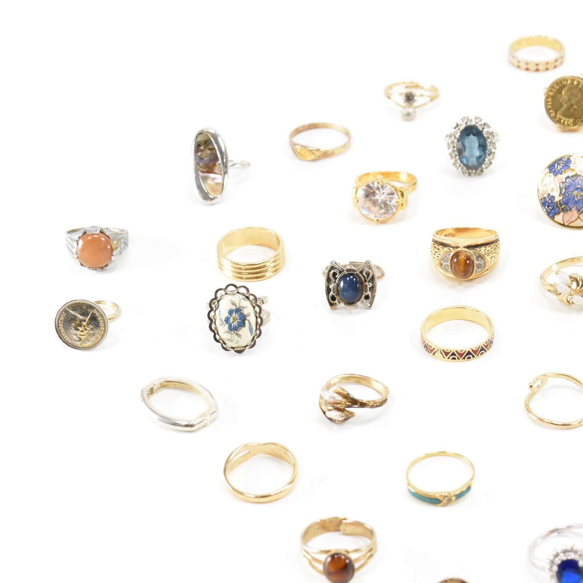 COLLECTION OF VINTAGE & MODERN COSTUME JEWELLERY RINGS - Image 4 of 5