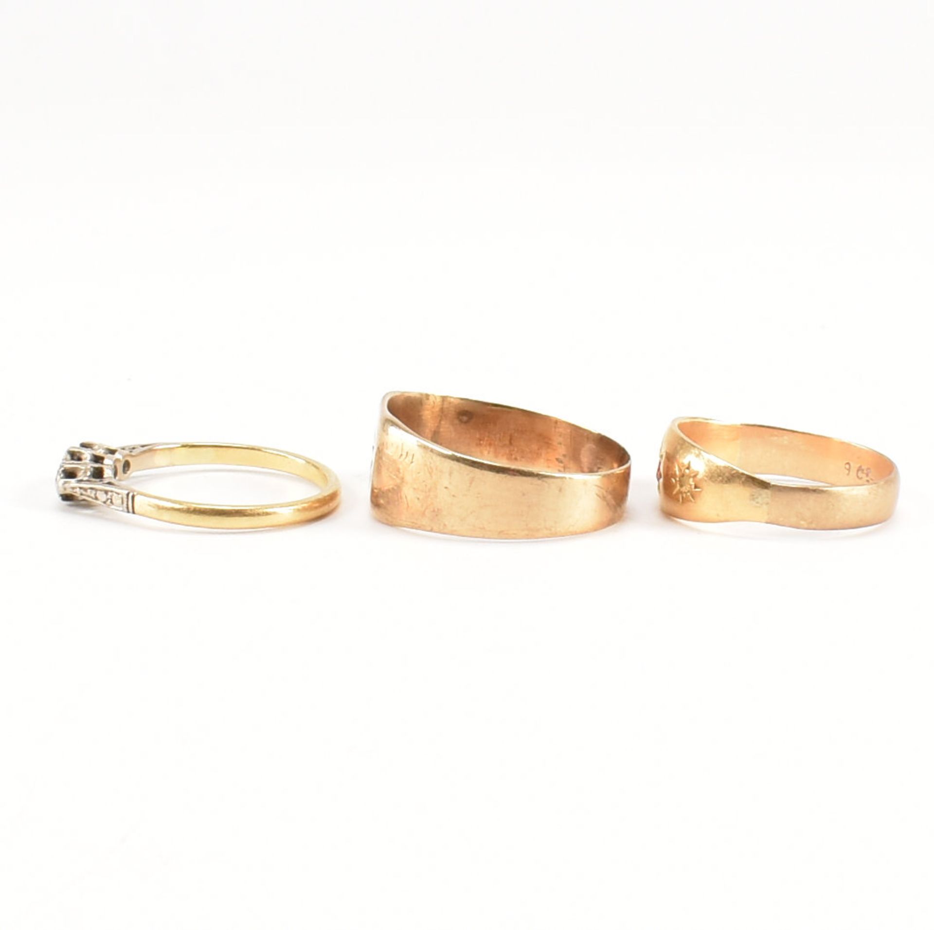 18CT GOLD & DIAMOND RING & 2 9CT GOLD BAND RINGS - Image 2 of 10