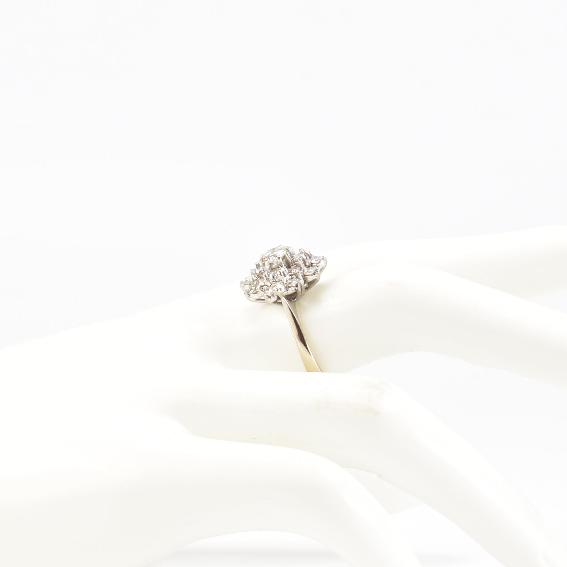 HALLMARKED 18CT GOLD & DIAMOND CLUSTER RING - Image 9 of 9