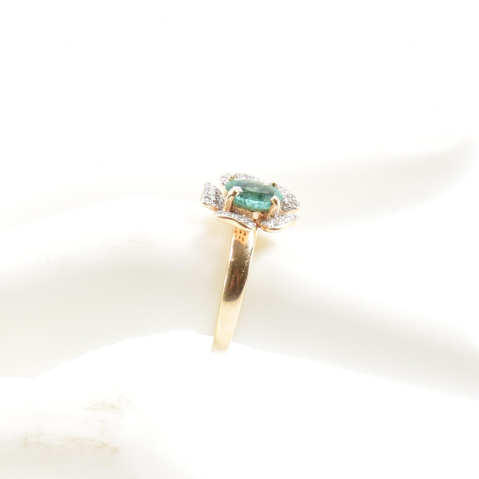 GOLD EMERALD & DIAMOND CLUSTER RING - Image 7 of 7