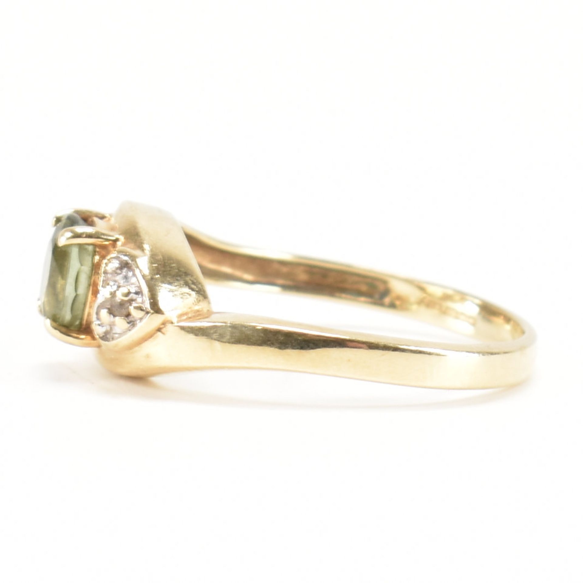 HALLMARKED 9CT GOLD & GREEN STONE CROSSOVER RING - Image 2 of 8