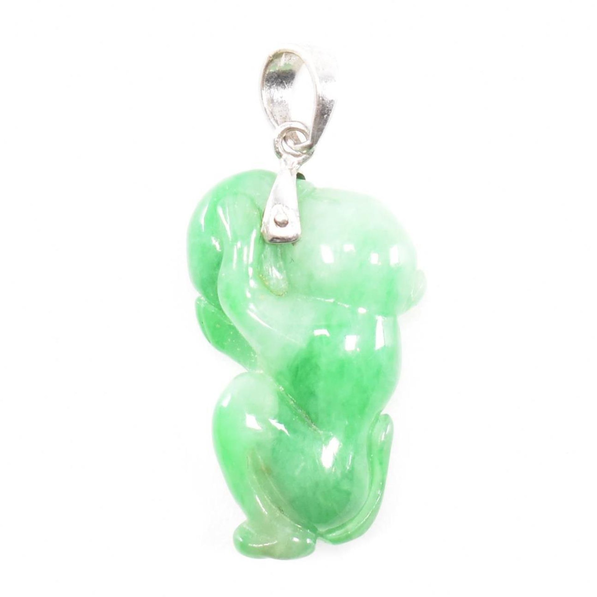 CARVED JADE MONKEY PENDANT - Bild 2 aus 4