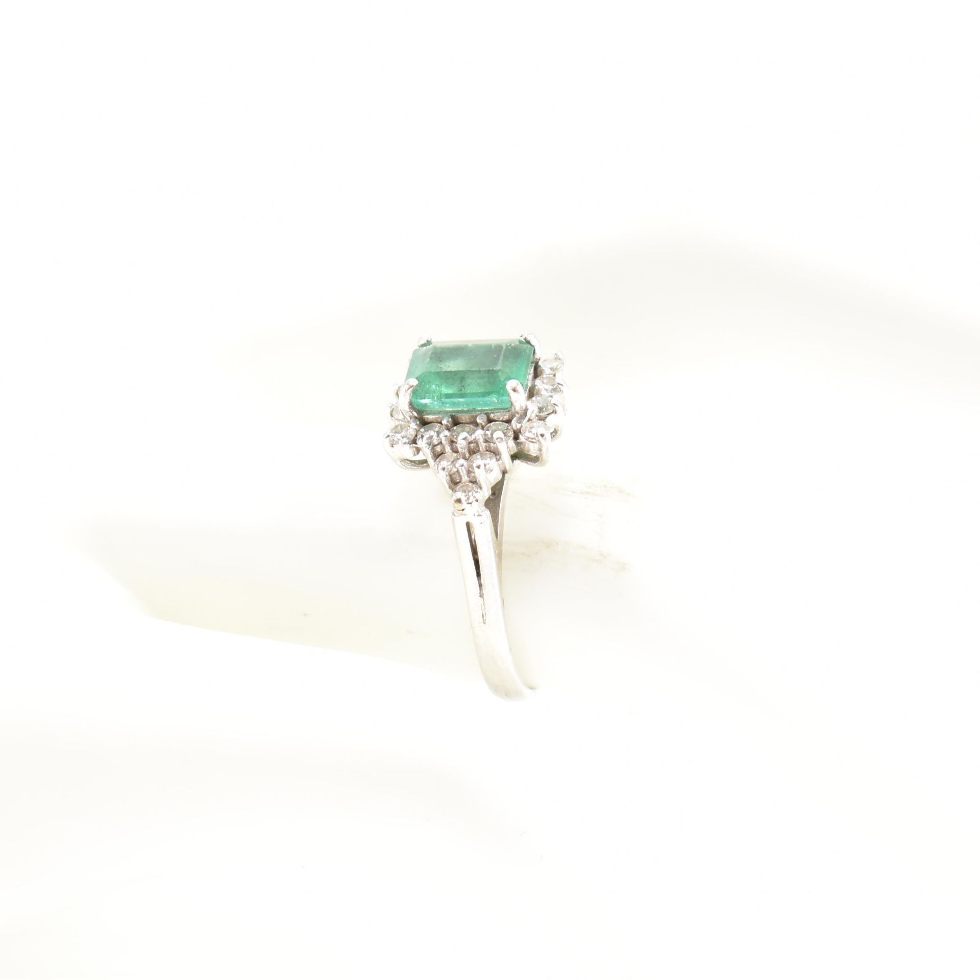 14CT WHITE GOLD EMERALD & DIAMOND CLUSTER RING - Image 8 of 8