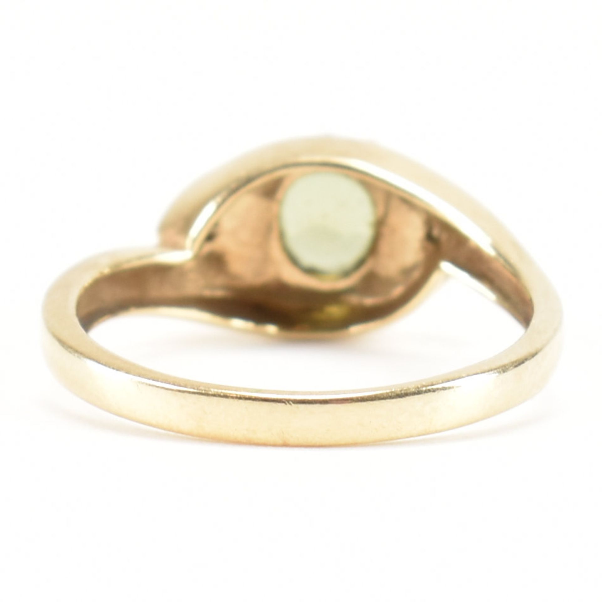 HALLMARKED 9CT GOLD & GREEN STONE CROSSOVER RING - Image 4 of 8
