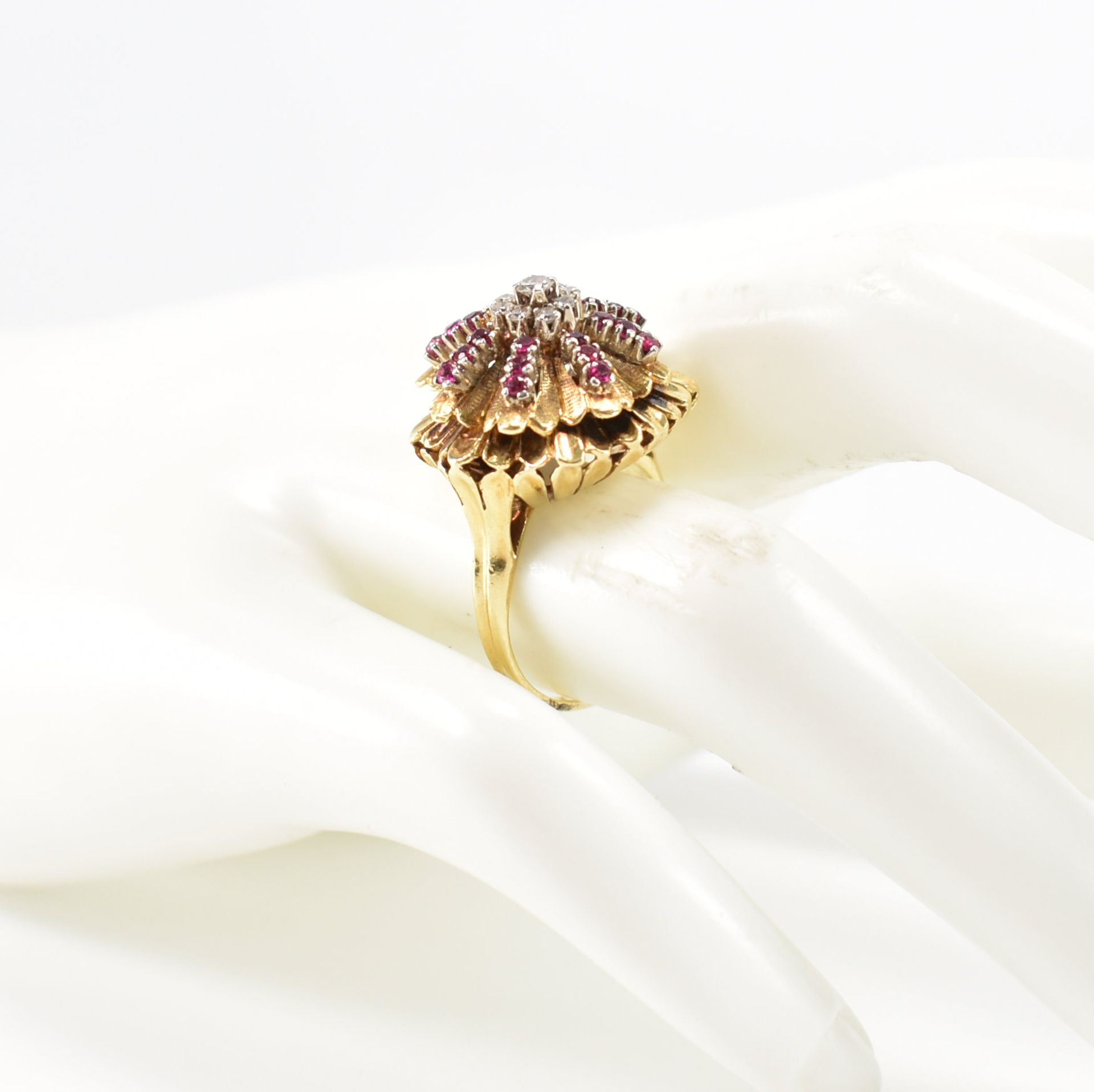 VINTAGE MID CENTURY DIAMOND & RUBY FLOWER RING - Image 9 of 9