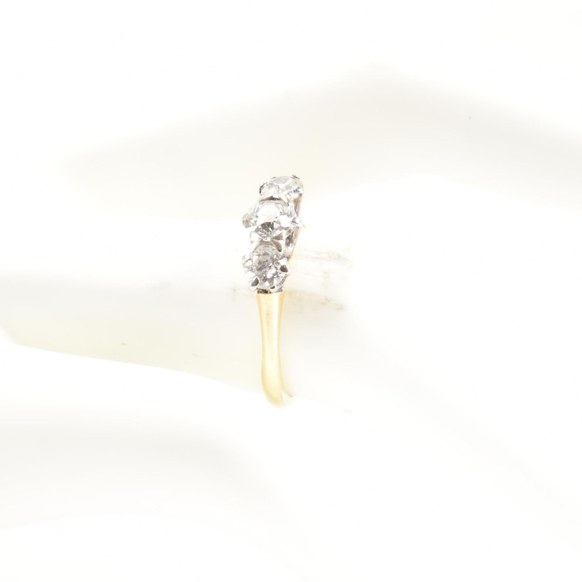 18CT GOLD & DIAMOND 3 STONE RING - Image 8 of 8