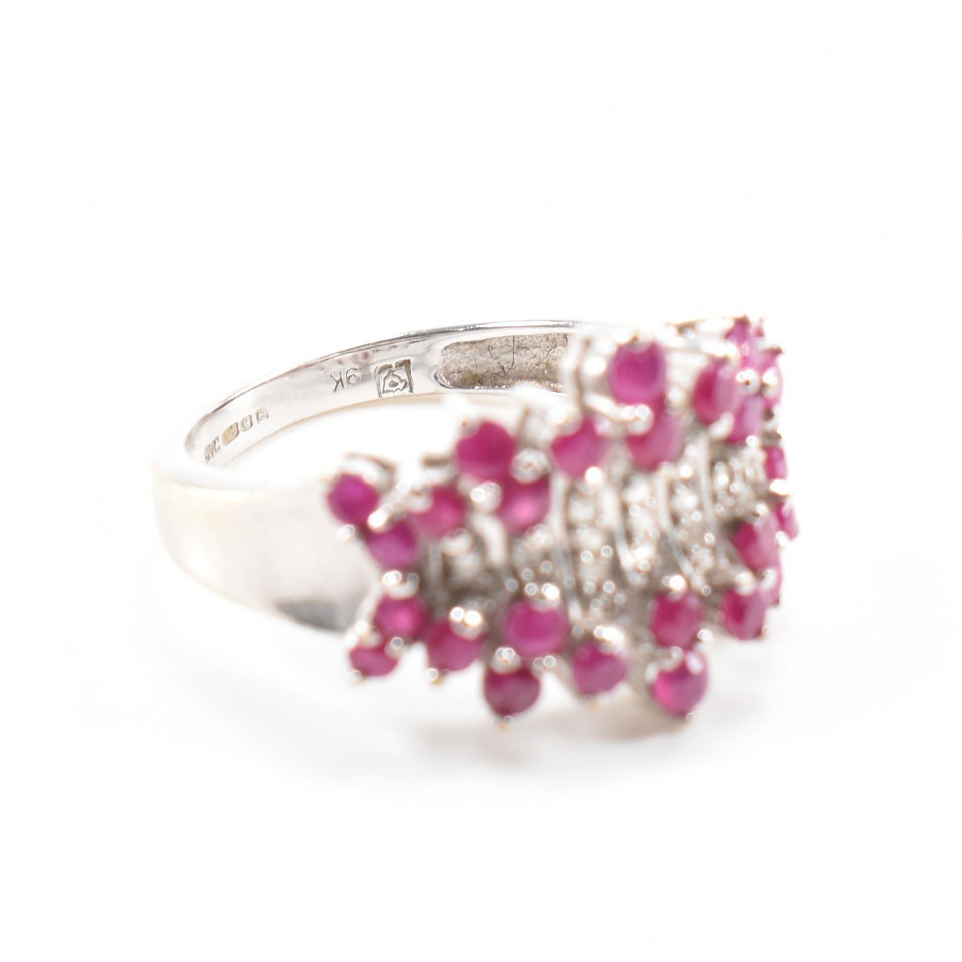 HALLMARKED 9CT WHITE GOLD COMPOSITE RUBY & DIAMOND RING - Image 7 of 9