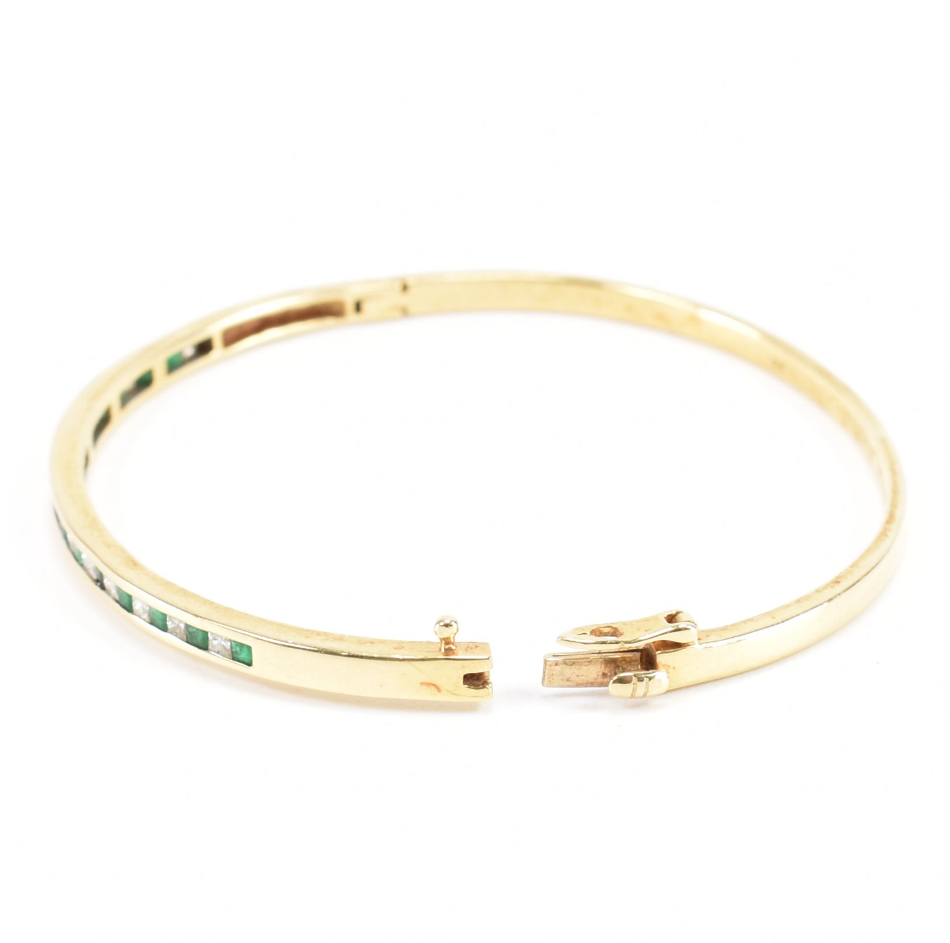 18CT GOLD DIAMOND & EMERALD BANGLE BRACELET - Bild 8 aus 8