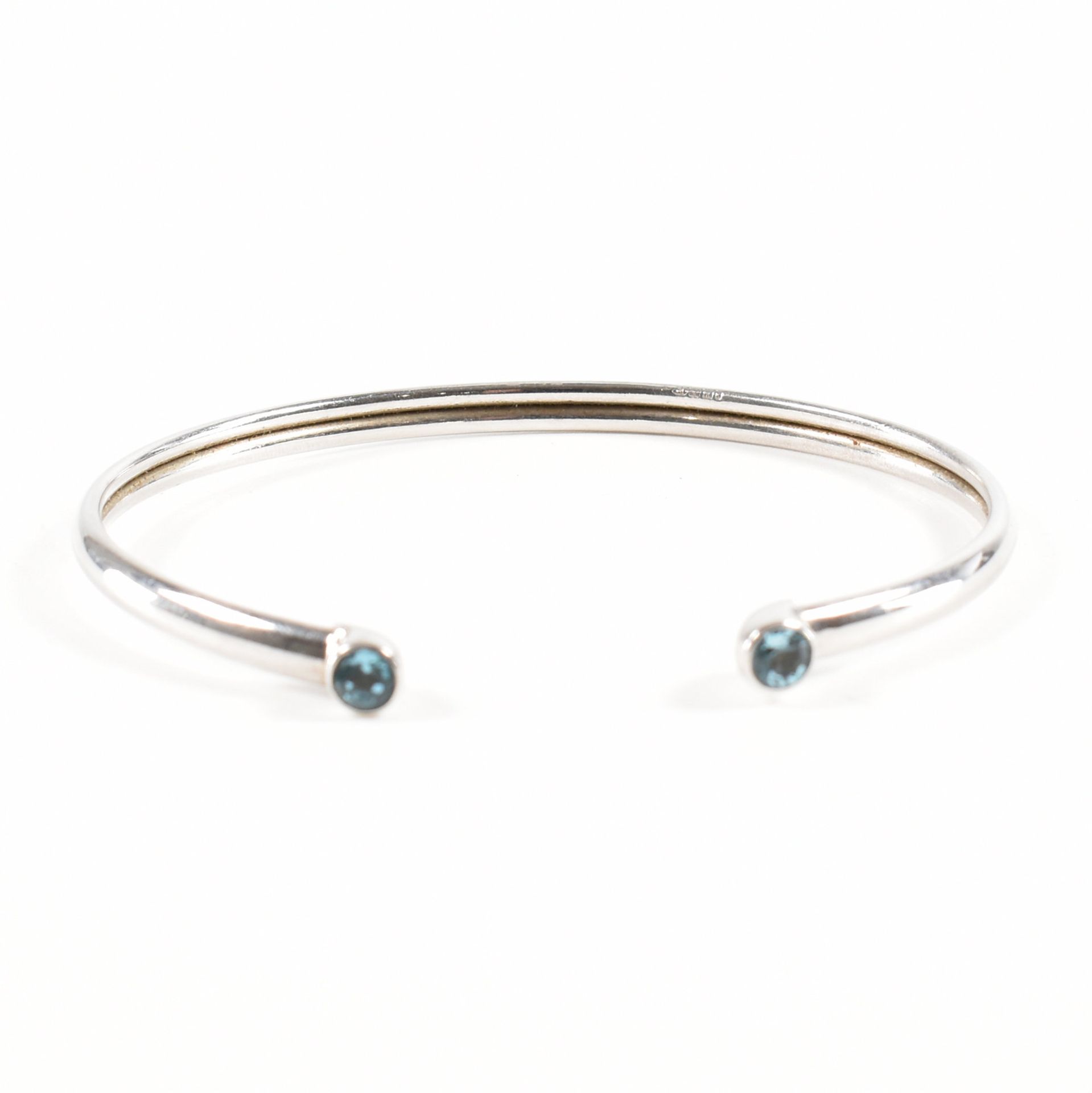 HALLMARKED 9CT WHITE GOLD & BLUE STONE SET BANGLE