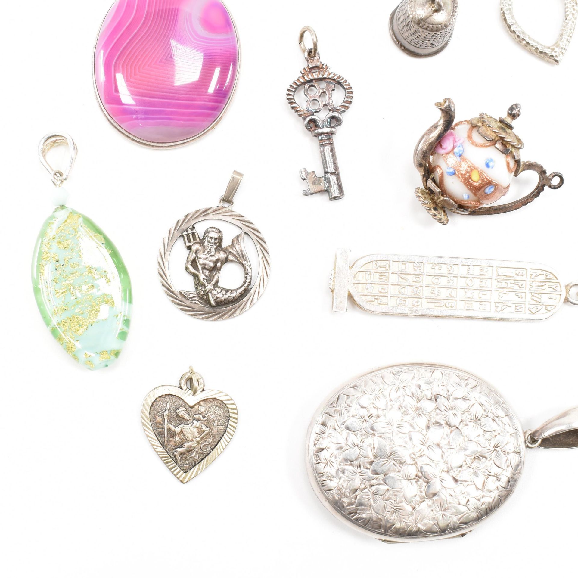 COLLECTION OF ASSORTED SILVER NECKLACE PENDANTS & CHARMS - Bild 3 aus 5