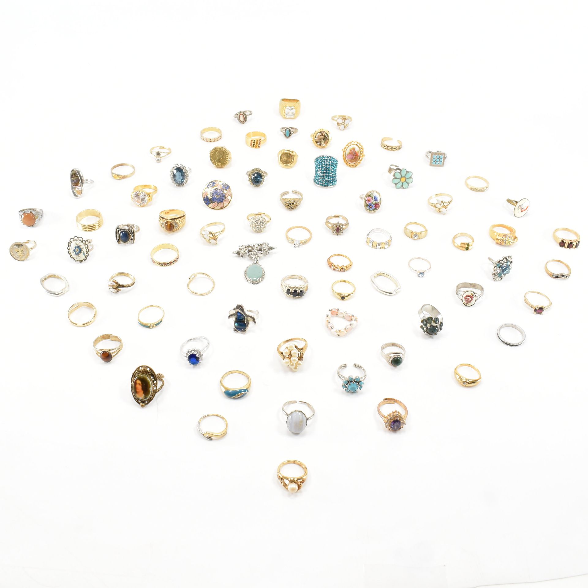 COLLECTION OF VINTAGE & MODERN COSTUME JEWELLERY RINGS