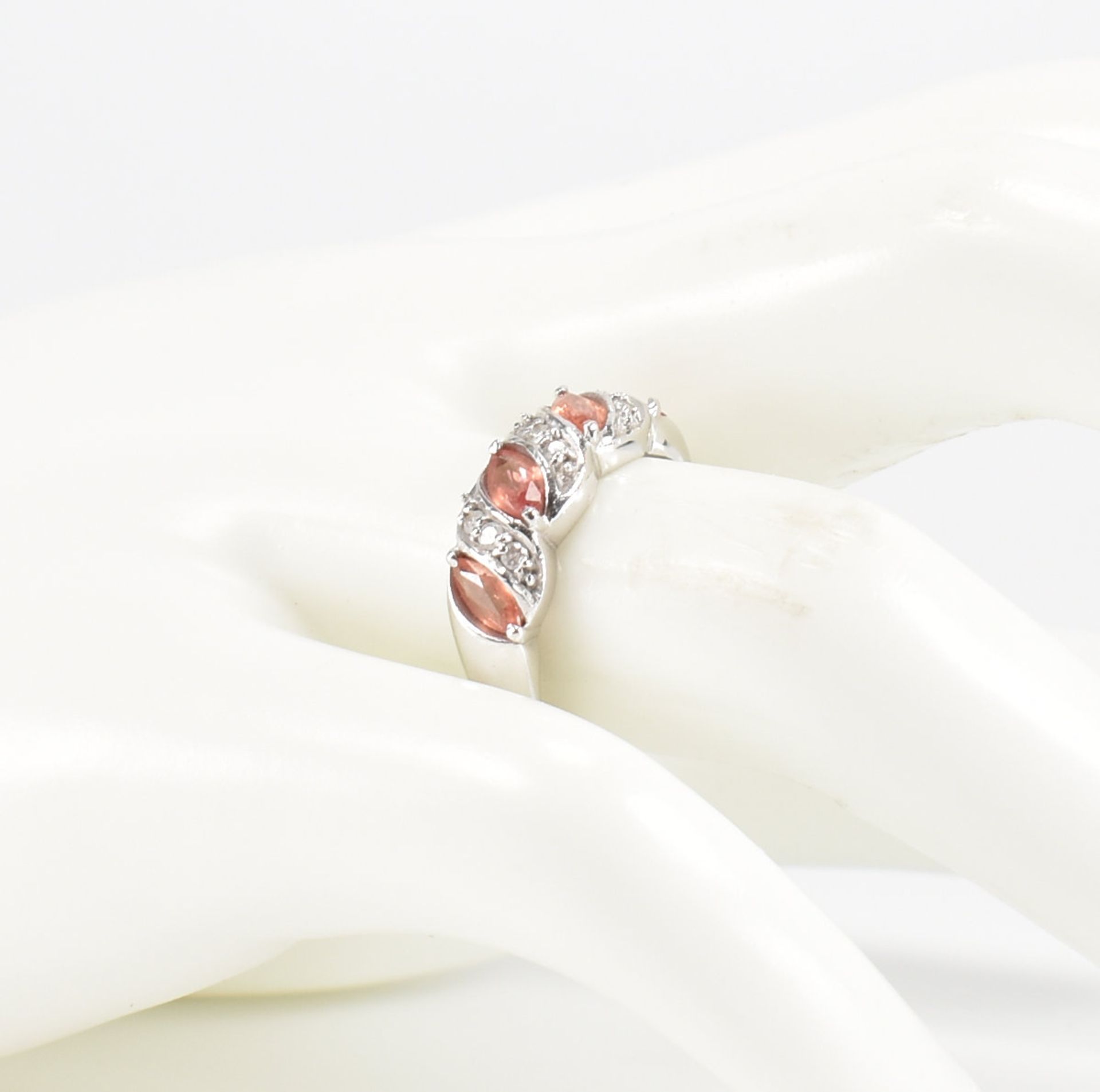 HALLMARKED 18CT GOLD PADPARADSCHA SAPPHIRE & DIAMOND RING - Bild 8 aus 8