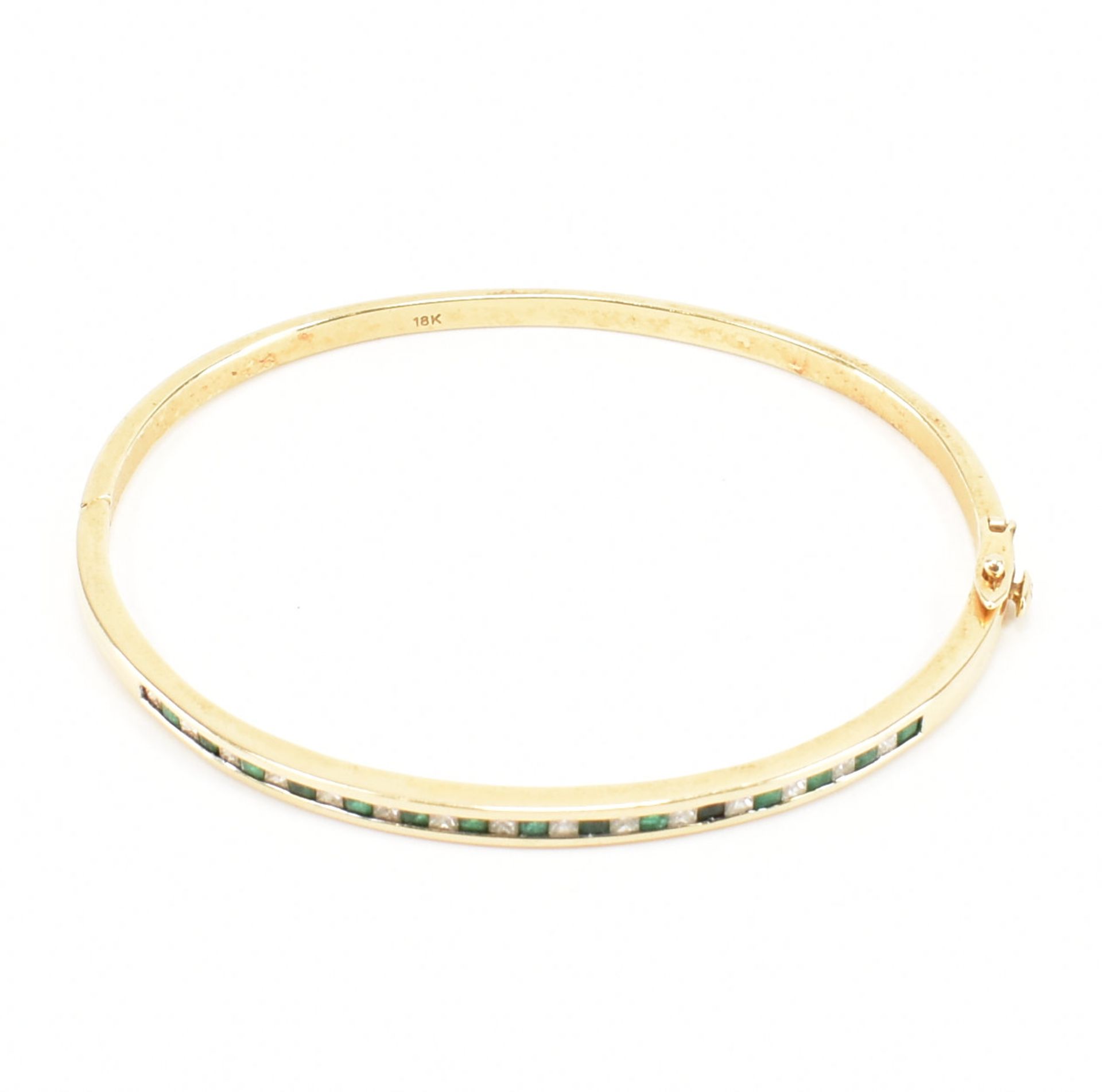 18CT GOLD DIAMOND & EMERALD BANGLE BRACELET - Image 3 of 8