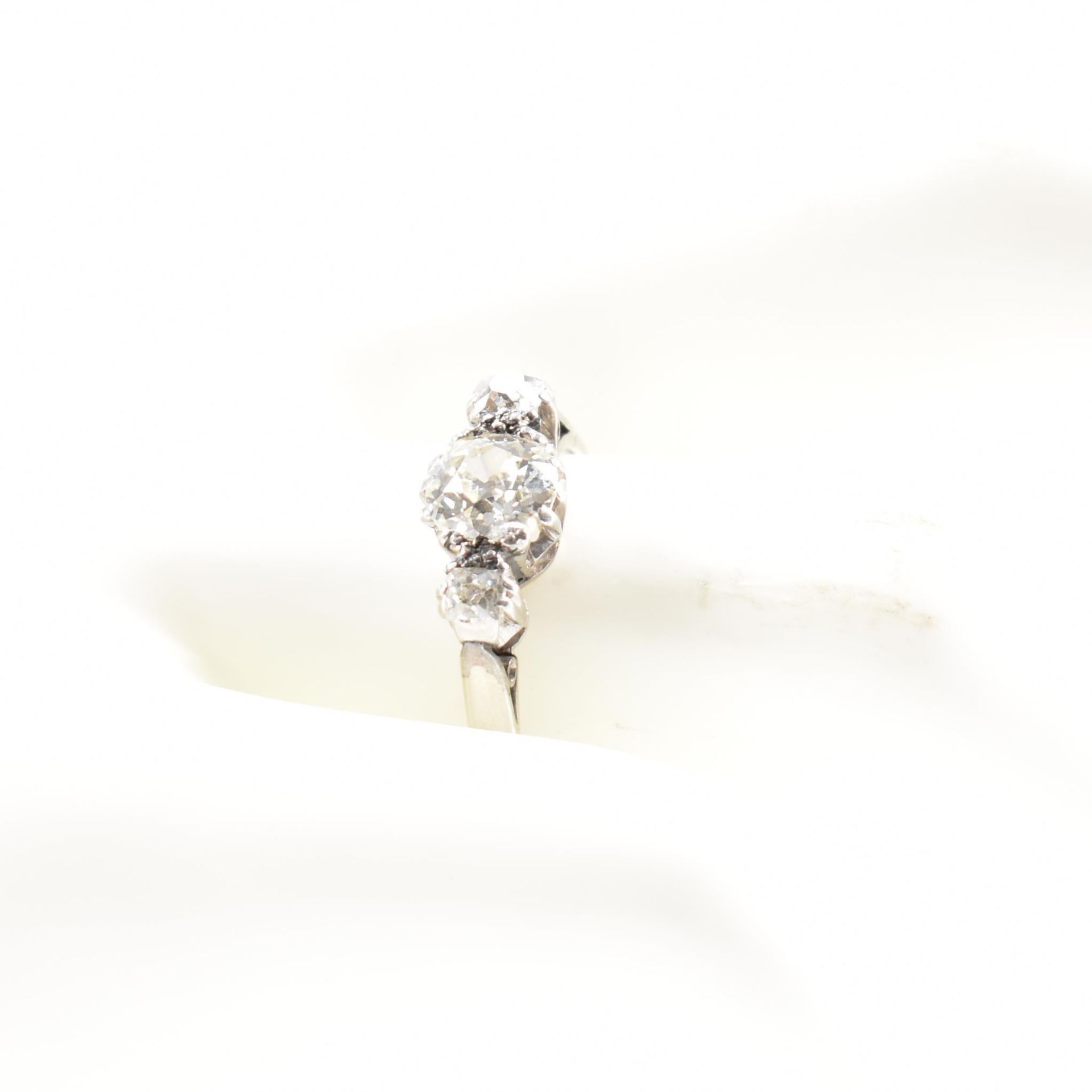 VINTAGE 18CT GOLD & PLATINUM THREE STONE DIAMOND RING - Image 9 of 9