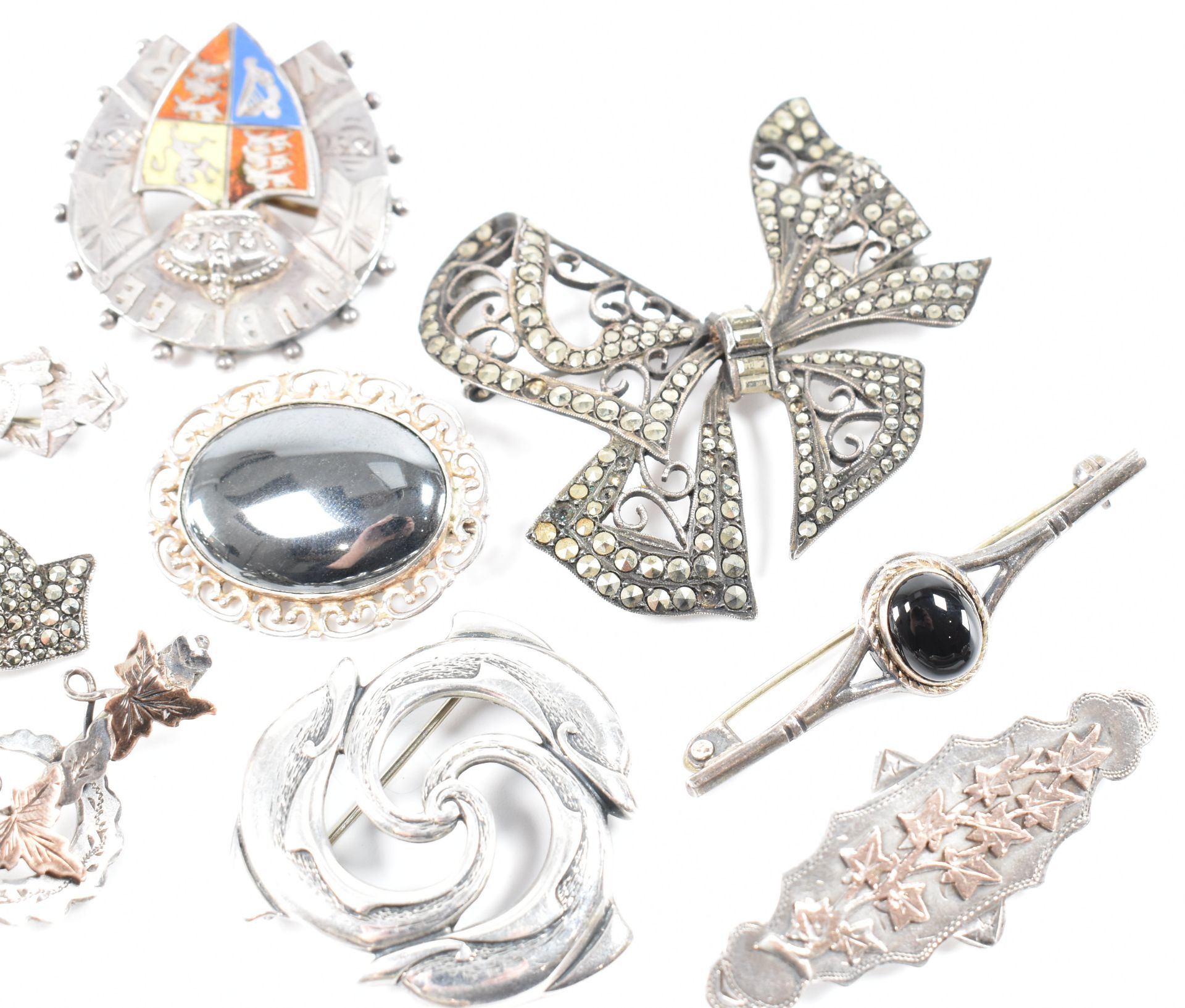 COLLECTION OF ASSORTED STERLING SILVER BROOCH PINS - Bild 3 aus 4