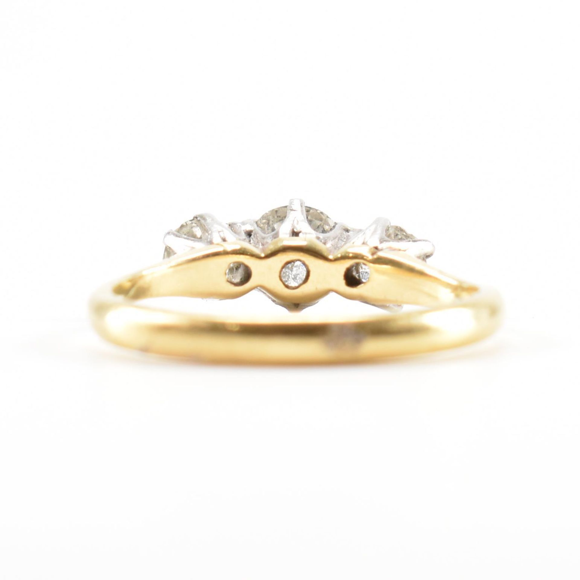 18CT GOLD & DIAMOND 3 STONE RING - Image 4 of 8