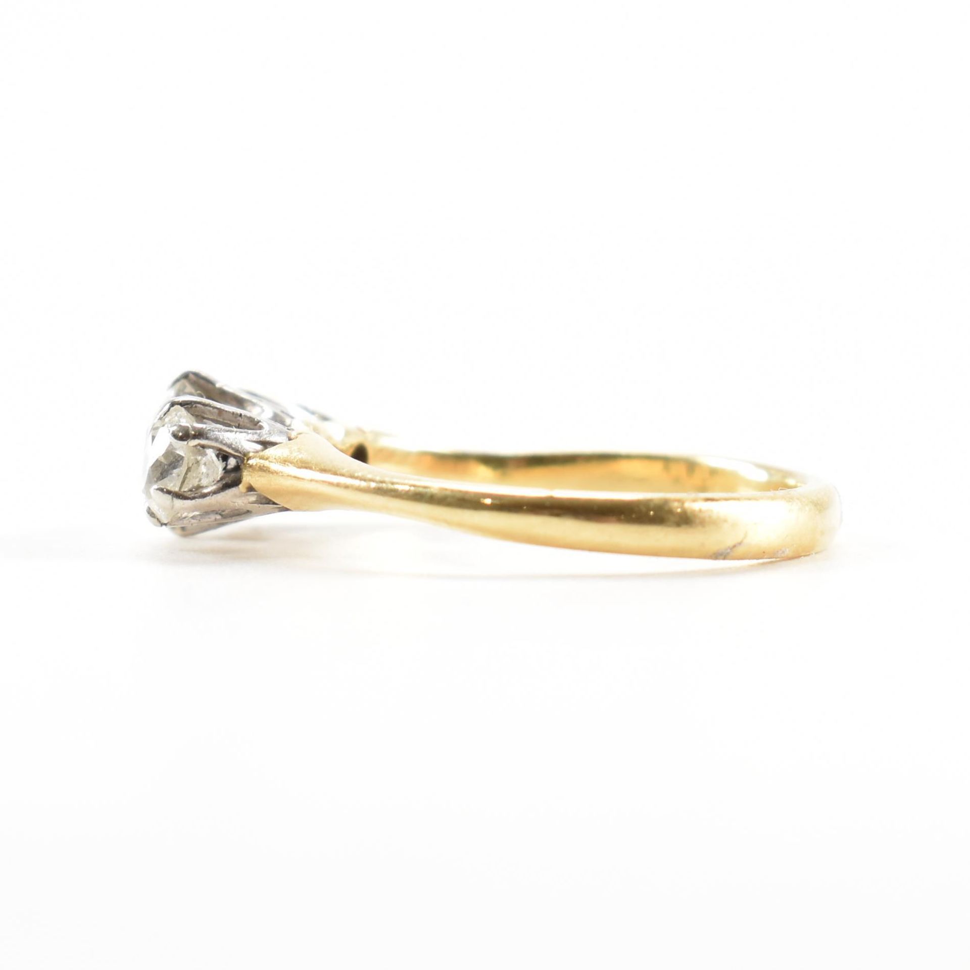 18CT GOLD & DIAMOND 3 STONE RING - Image 2 of 8