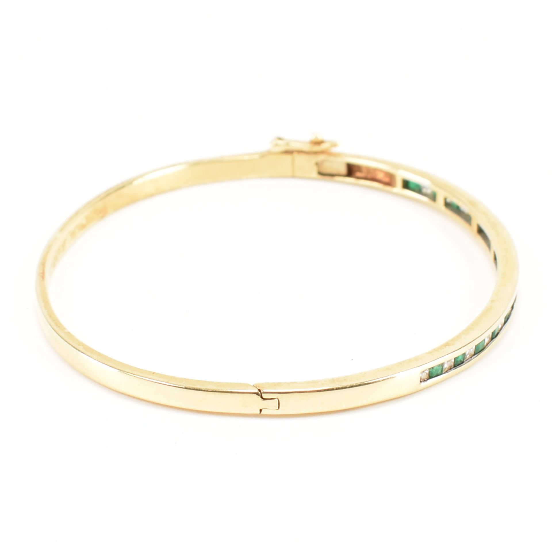 18CT GOLD DIAMOND & EMERALD BANGLE BRACELET - Bild 5 aus 8