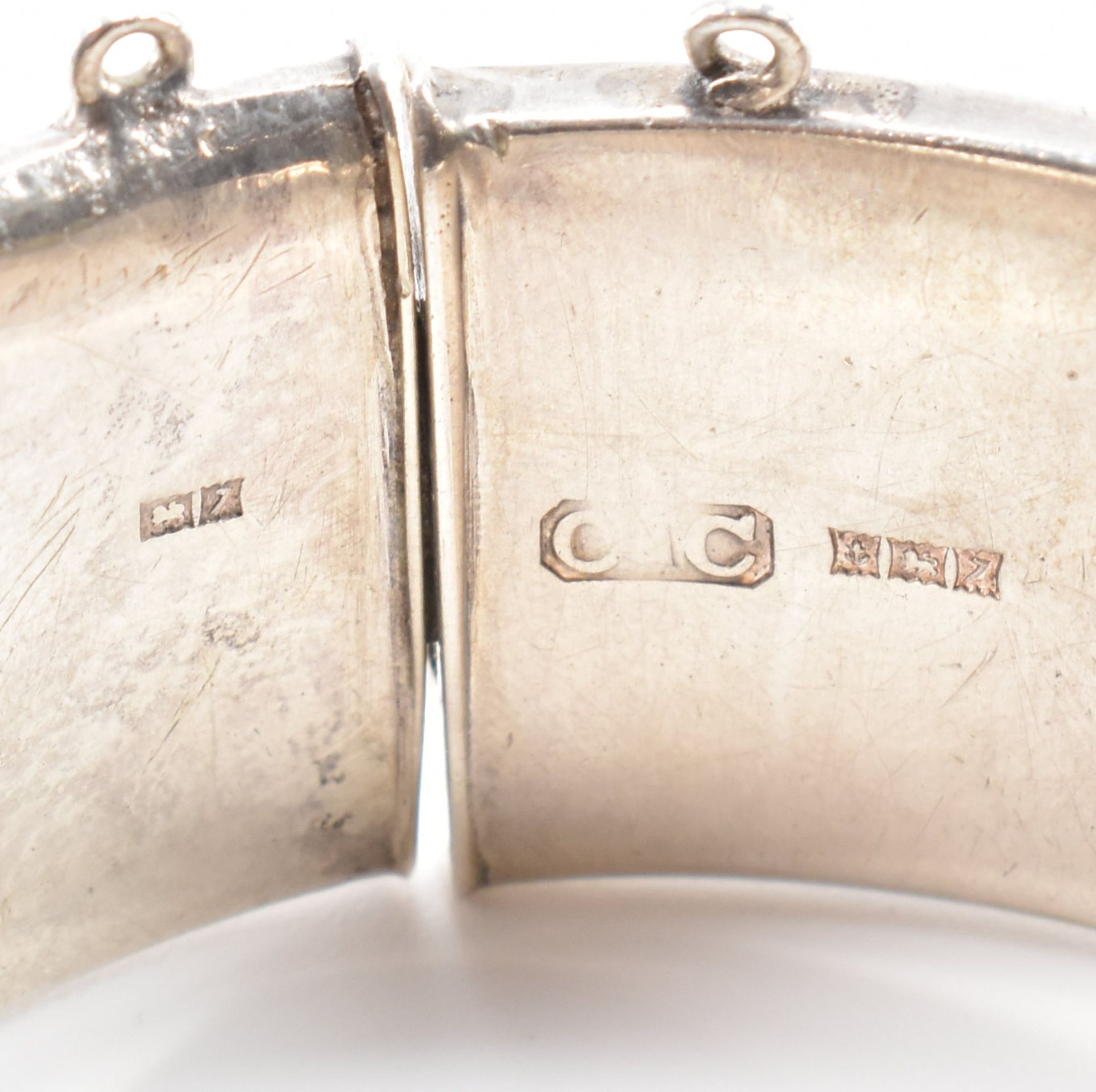 TWO HALLMARKED SILVER BANGLE BRACELETS - Bild 7 aus 9