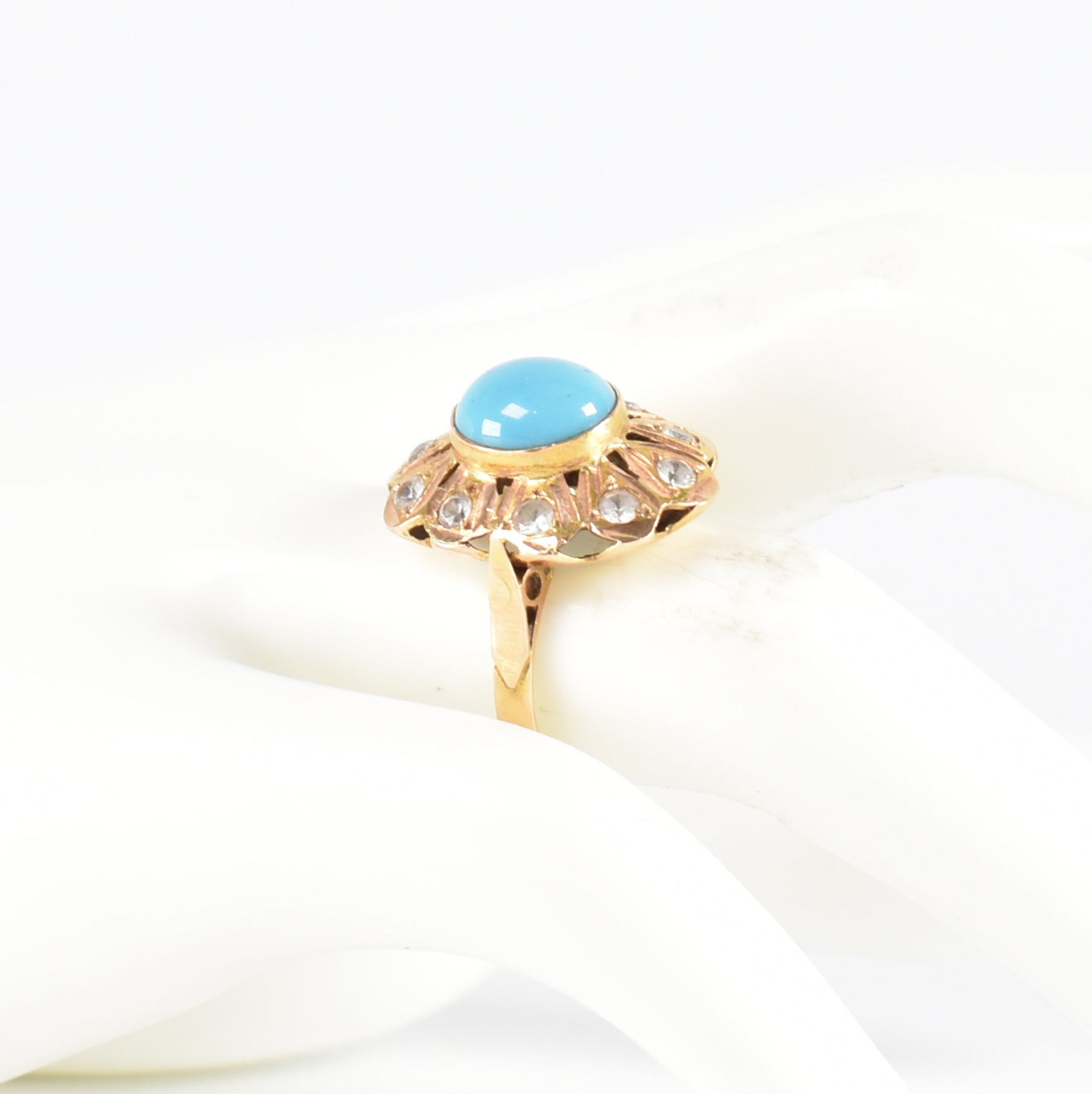 VINTAGE HIGH CARAT GOLD BLUE & WHITE STONE DRESS RING - Image 8 of 8