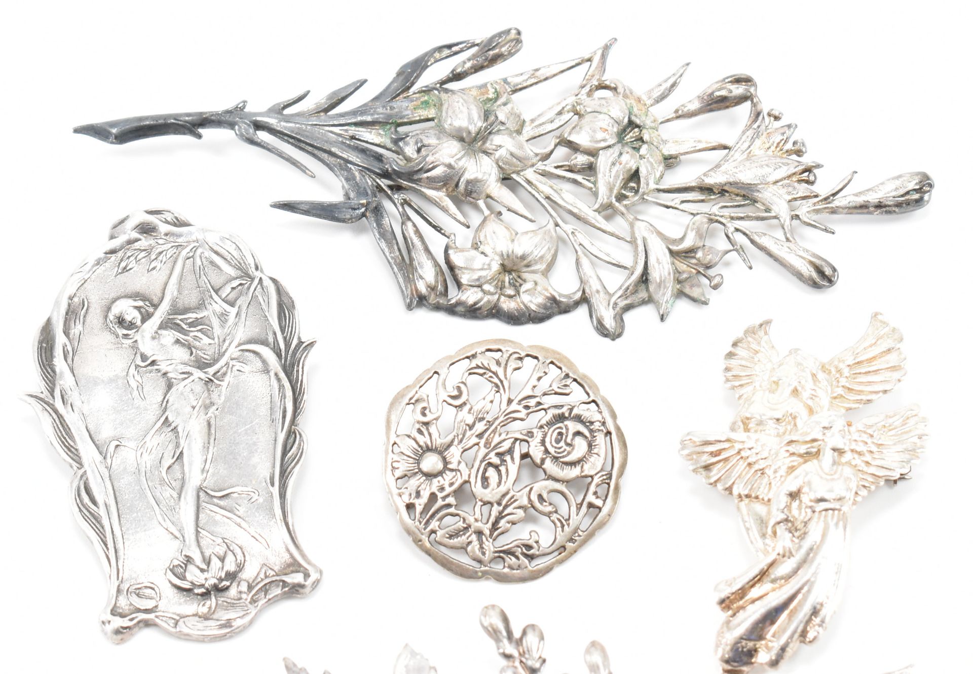 COLLECTION OF SILVER & WHITE METAL BROOCHES - Bild 2 aus 6