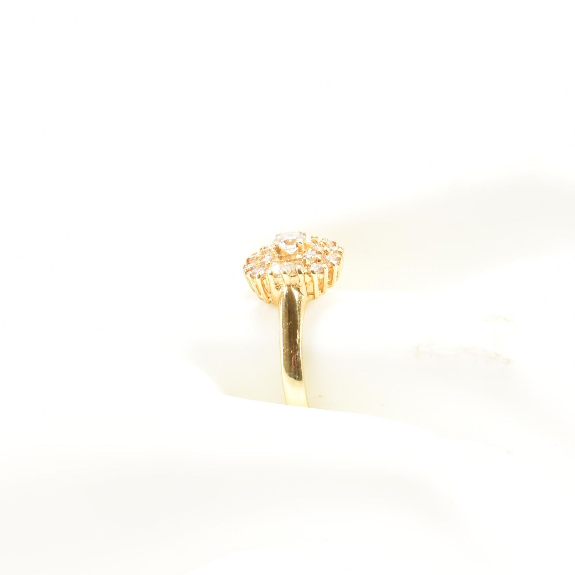 HALLMARKED 18CT GOLD & DIAMOND CLUSTER RING - Image 7 of 8