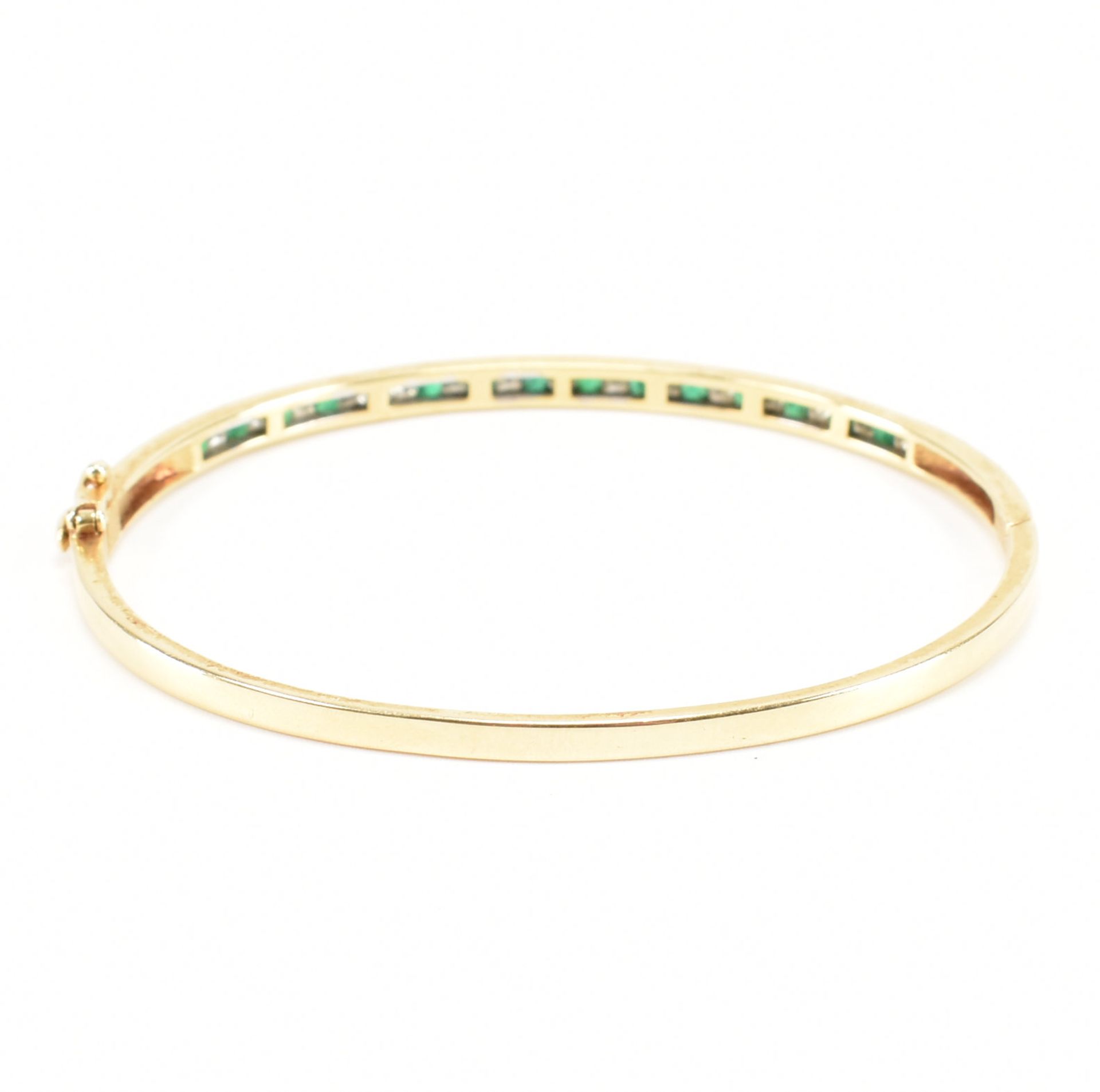 18CT GOLD DIAMOND & EMERALD BANGLE BRACELET - Bild 7 aus 8