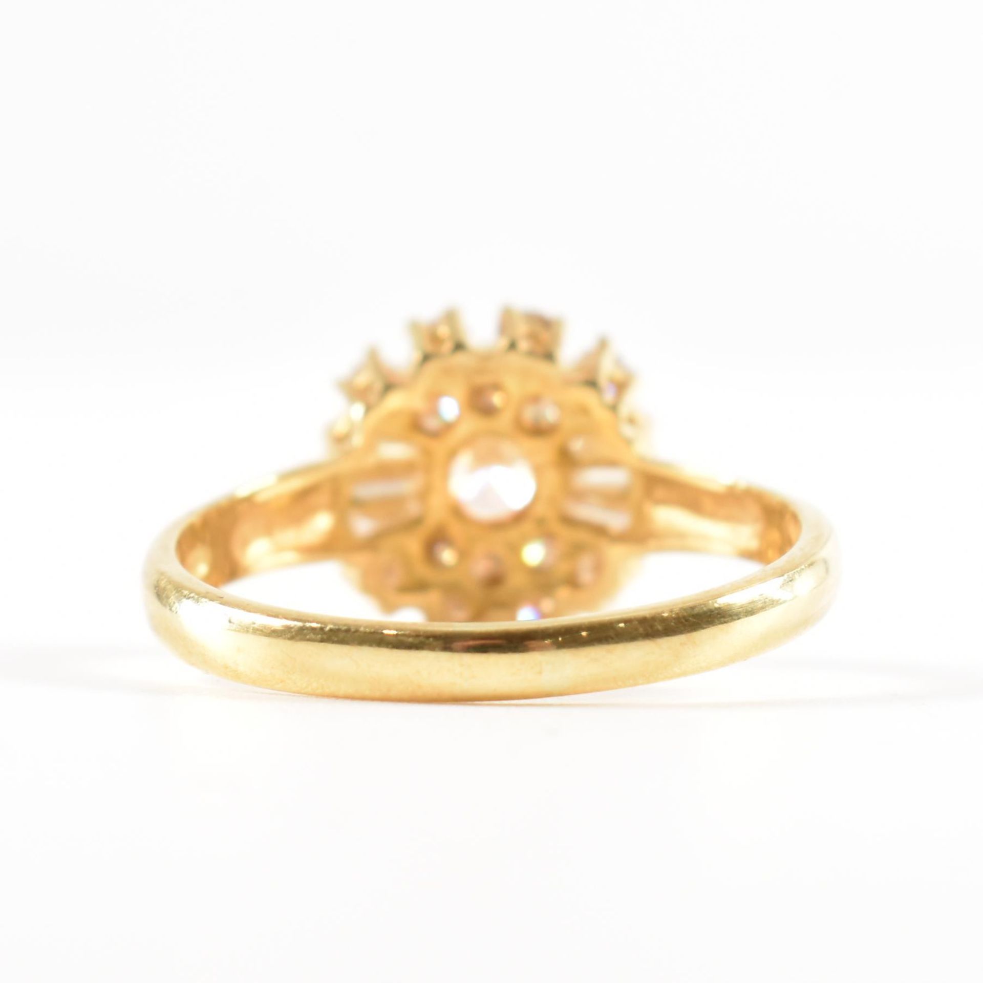 HALLMARKED 18CT GOLD & DIAMOND CLUSTER RING - Image 3 of 8