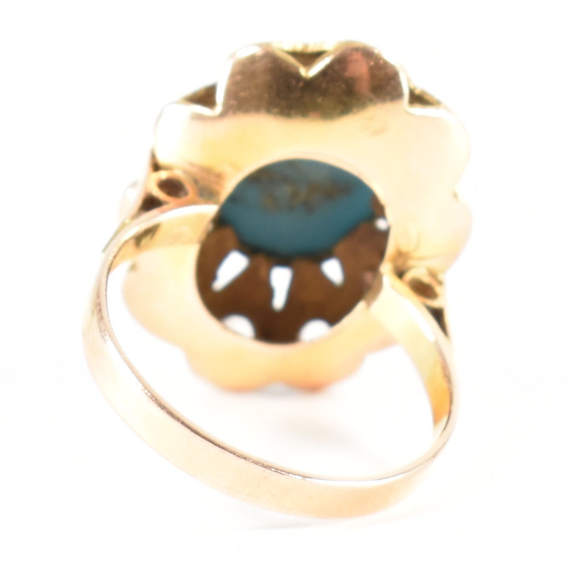 VINTAGE HIGH CARAT GOLD BLUE & WHITE STONE DRESS RING - Image 4 of 8