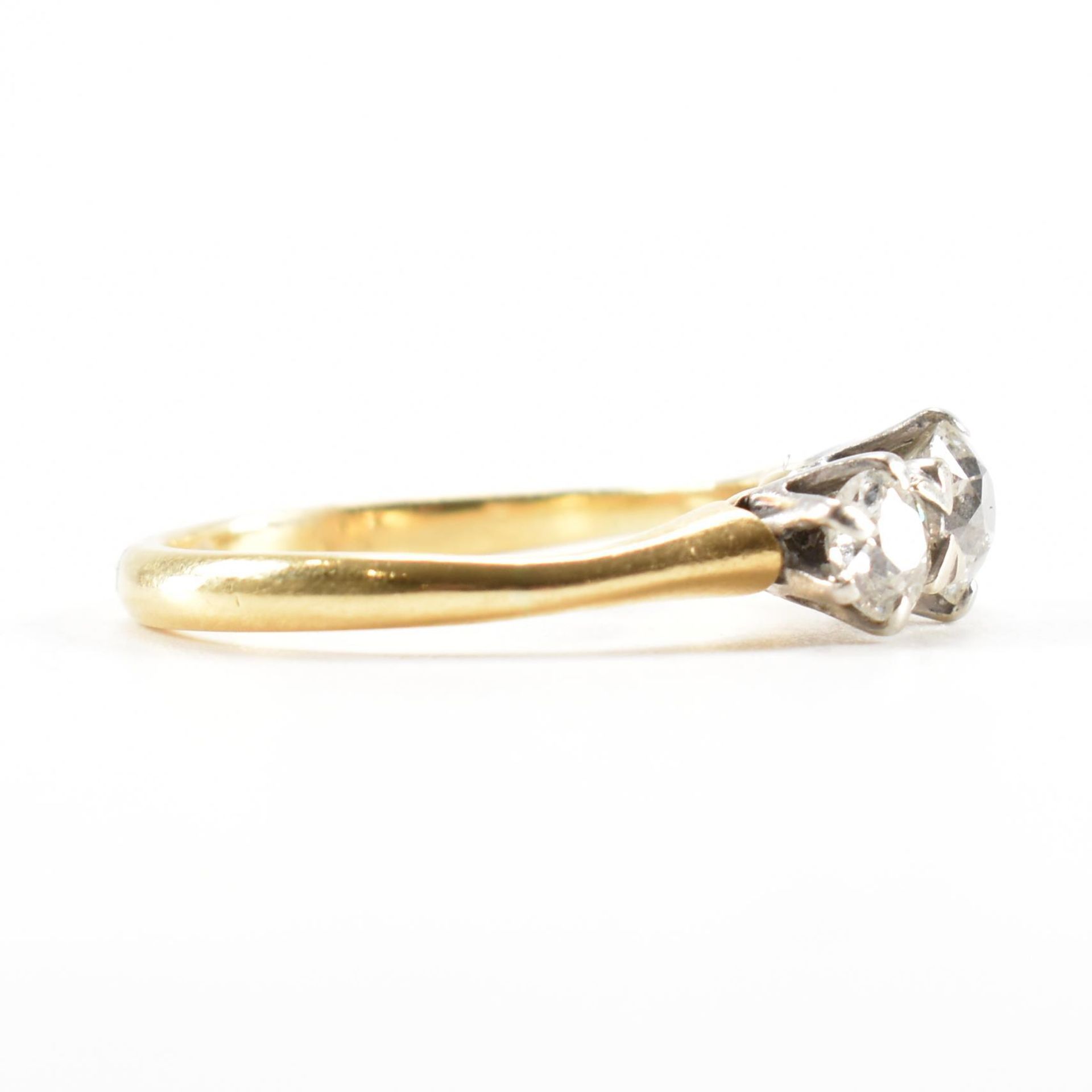 18CT GOLD & DIAMOND 3 STONE RING - Image 5 of 8